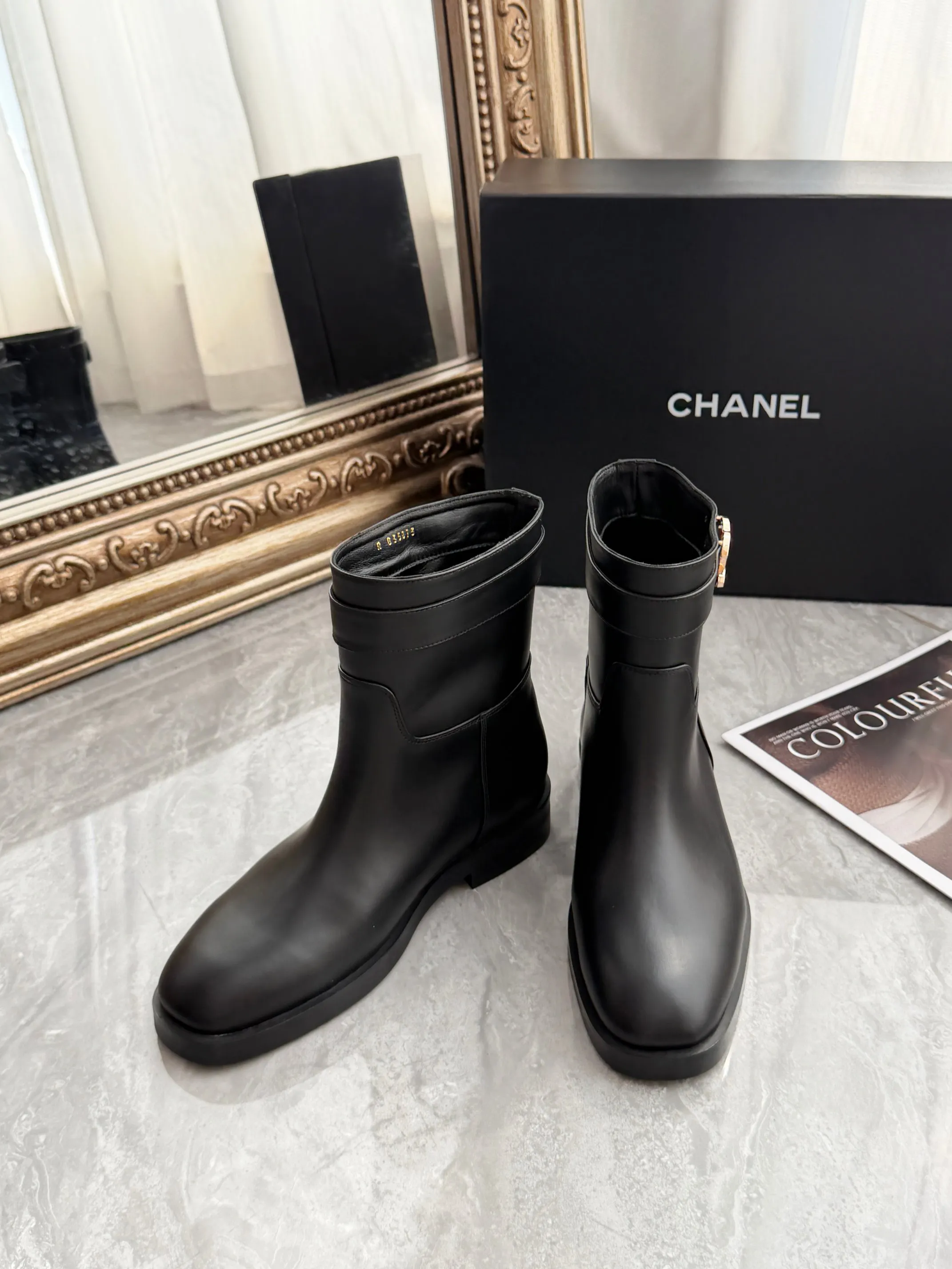 Chanel香奈儿 26B时尚 金色双C logo平跟时装靴,面料材质:进口牛皮;内里材质:进口牛皮里;颜色三色:黑色;棕色;红色,码数35--40(可定做41.42定做不退不换)出厂价8寸矮靴橡胶底P290 皮底P350