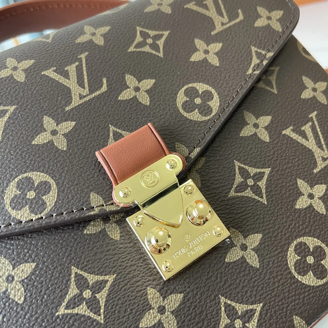 升级版批 批150 M40780 M3A801 M46279 M48280本款Pochette Met手袋以标志性Monogram帆布裁出信封式构型，搭配经典皮革饰边和S-lock锁扣，并设内隔层稳妥收纳贵重物品。可单肩、斜挎或使用新式手柄拎在手中，出席日间或晚间场合皆宜 尺寸：25x19x7厘米 (长度x高x宽) Monogram 图案涂层帆布牛皮革饰边微纤维内衬金属件 S-lock锁扣内隔层 可收纳6.7寸智能手机、耳机、Sarah长款钱夹、太阳眼镜和钥匙 法国、西班牙或意大利制造，或采用进口材料于美国制造 肩带:可拆卸，可调节 包带半长:21.0厘米 包带半长可调至:52.0厘米手柄:单手柄，可拆卸