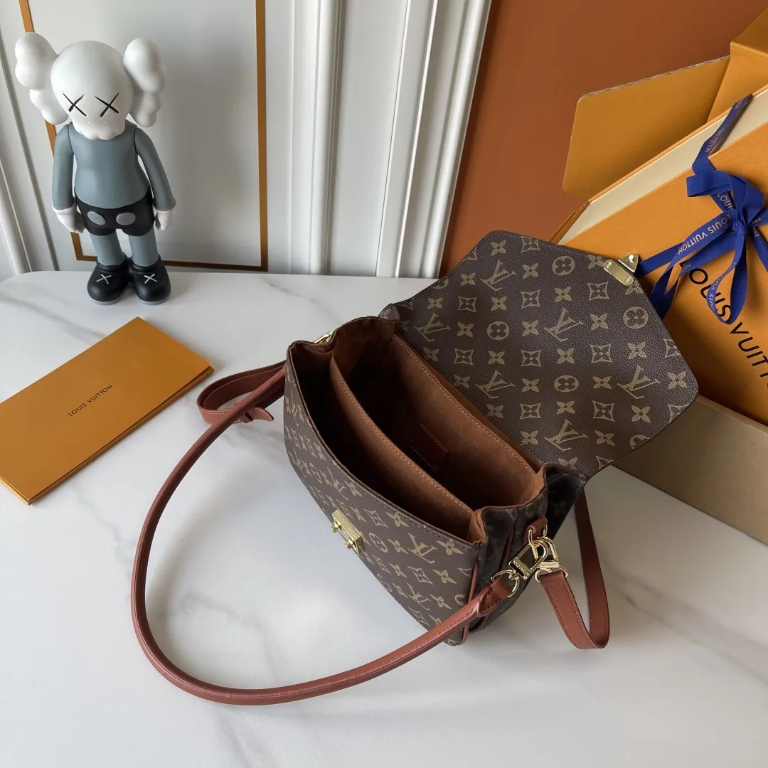 升级版批 批150 M40780 M3A801 M46279 M48280本款Pochette Met手袋以标志性Monogram帆布裁出信封式构型，搭配经典皮革饰边和S-lock锁扣，并设内隔层稳妥收纳贵重物品。可单肩、斜挎或使用新式手柄拎在手中，出席日间或晚间场合皆宜 尺寸：25x19x7厘米 (长度x高x宽) Monogram 图案涂层帆布牛皮革饰边微纤维内衬金属件 S-lock锁扣内隔层 可收纳6.7寸智能手机、耳机、Sarah长款钱夹、太阳眼镜和钥匙 法国、西班牙或意大利制造，或采用进口材料于美国制造 肩带:可拆卸，可调节 包带半长:21.0厘米 包带半长可调至:52.0厘米手柄:单手柄，可拆卸