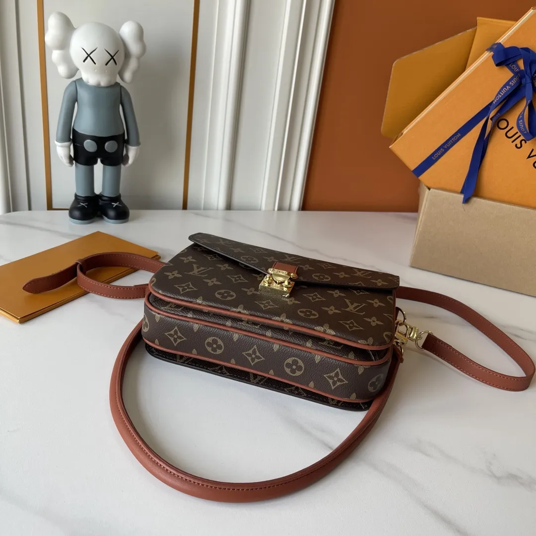 升级版批 批150 M40780 M3A801 M46279 M48280本款Pochette Met手袋以标志性Monogram帆布裁出信封式构型，搭配经典皮革饰边和S-lock锁扣，并设内隔层稳妥收纳贵重物品。可单肩、斜挎或使用新式手柄拎在手中，出席日间或晚间场合皆宜 尺寸：25x19x7厘米 (长度x高x宽) Monogram 图案涂层帆布牛皮革饰边微纤维内衬金属件 S-lock锁扣内隔层 可收纳6.7寸智能手机、耳机、Sarah长款钱夹、太阳眼镜和钥匙 法国、西班牙或意大利制造，或采用进口材料于美国制造 肩带:可拆卸，可调节 包带半长:21.0厘米 包带半长可调至:52.0厘米手柄:单手柄，可拆卸