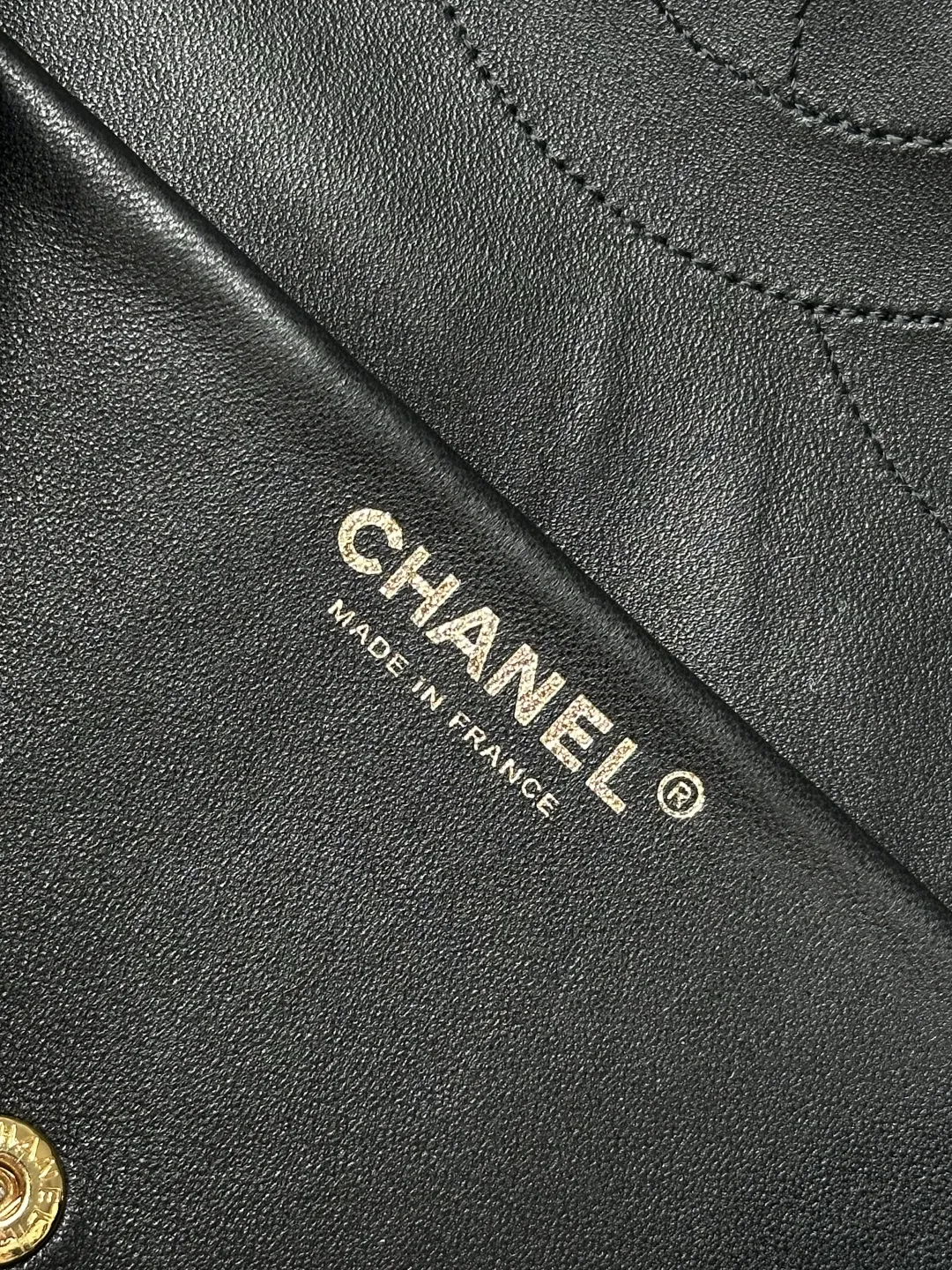 顶级货_跑量\n法国&middot;高端定制品 OHANEL🚩🚩🚩\n\n26A豹纹粗花呢Cf Maxi口盖包太酷啦！🌟🌟新出的豹纹机场包真的长在审美点上啦[哇R]摩登感十足，把野性豹纹与高定工坊粗花呢工艺融合，简直是&ldquo;梦中情豹&rdquo;～又酷又能装[赞R]粗花呢混织的豹纹肌理，米白色交织焦糖棕色 墨黑色，呈现渐变豹纹纹理～粗纺织蓬松立体、搭配亮面金色五金，复古千金感拿捏🤩多种背法随意切换，拽姐风十足～背上身时髦感拉满！\n尺寸：19.5-32-10CM\n款号AS6231