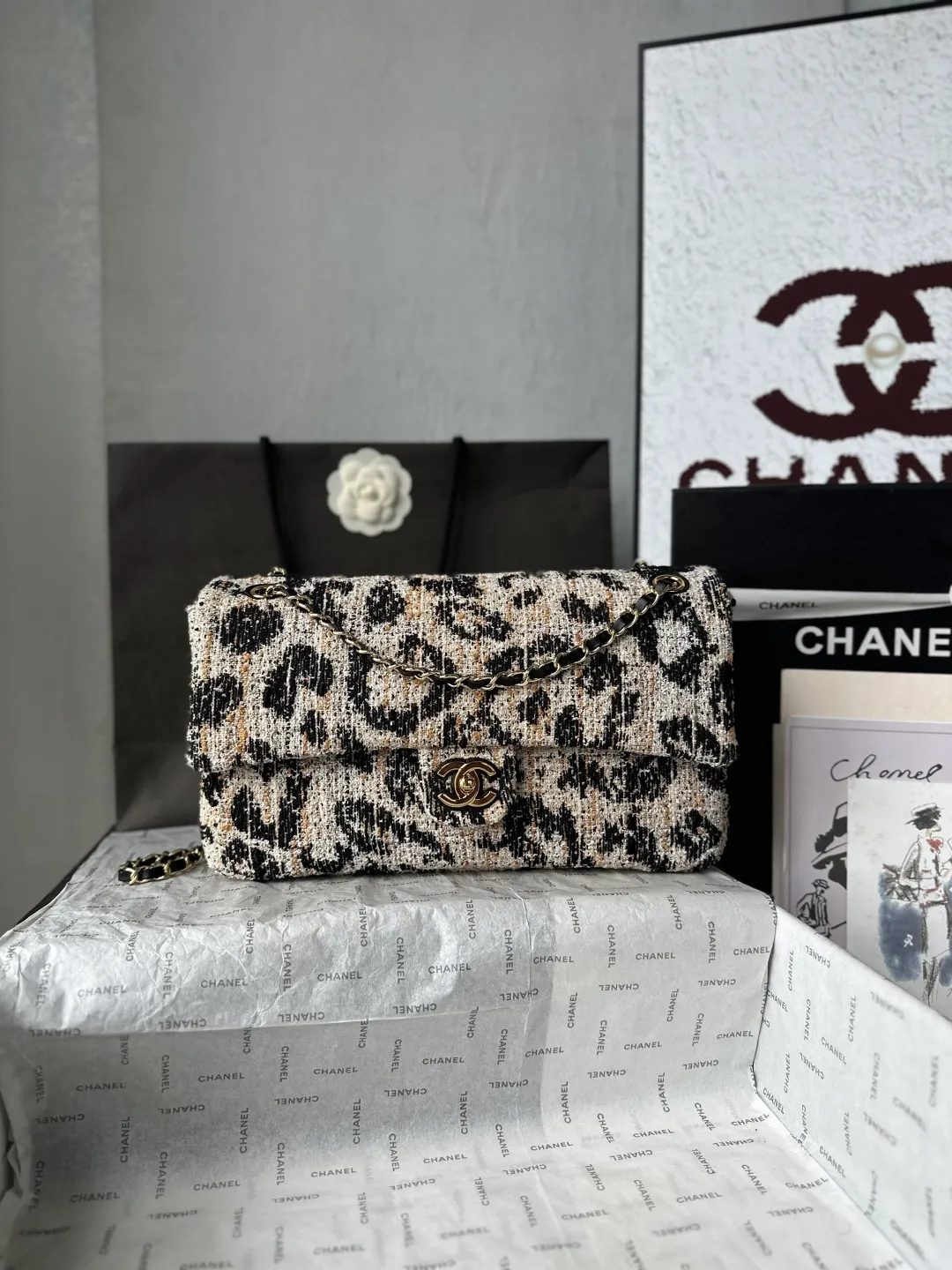 顶级货_跑量\n法国&middot;高端定制品 OHANEL🚩🚩🚩\n\n26A豹纹粗花呢Cf Maxi口盖包太酷啦！🌟🌟新出的豹纹机场包真的长在审美点上啦[哇R]摩登感十足，把野性豹纹与高定工坊粗花呢工艺融合，简直是&ldquo;梦中情豹&rdquo;～又酷又能装[赞R]粗花呢混织的豹纹肌理，米白色交织焦糖棕色 墨黑色，呈现渐变豹纹纹理～粗纺织蓬松立体、搭配亮面金色五金，复古千金感拿捏🤩多种背法随意切换，拽姐风十足～背上身时髦感拉满！\n尺寸：19.5-32-10CM\n款号AS6231