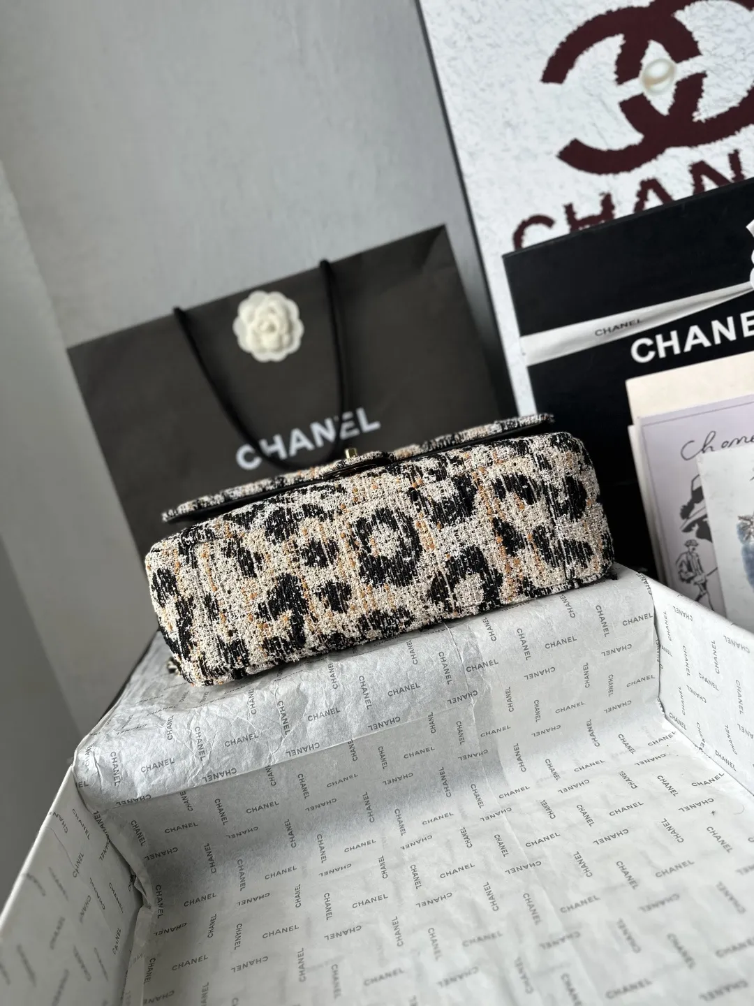 顶级货_跑量\n法国&middot;高端定制品 OHANEL🚩🚩🚩\n\n26A豹纹粗花呢Cf Maxi口盖包太酷啦！🌟🌟新出的豹纹机场包真的长在审美点上啦[哇R]摩登感十足，把野性豹纹与高定工坊粗花呢工艺融合，简直是&ldquo;梦中情豹&rdquo;～又酷又能装[赞R]粗花呢混织的豹纹肌理，米白色交织焦糖棕色 墨黑色，呈现渐变豹纹纹理～粗纺织蓬松立体、搭配亮面金色五金，复古千金感拿捏🤩多种背法随意切换，拽姐风十足～背上身时髦感拉满！\n尺寸：19.5-32-10CM\n款号AS6231