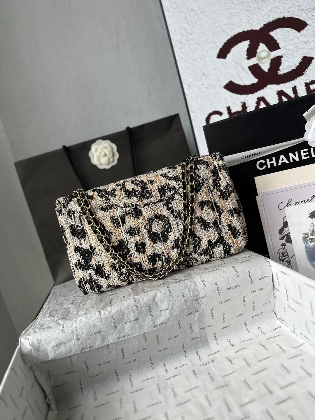 顶级货_跑量\n法国&middot;高端定制品 OHANEL🚩🚩🚩\n\n26A豹纹粗花呢Cf Maxi口盖包太酷啦！🌟🌟新出的豹纹机场包真的长在审美点上啦[哇R]摩登感十足，把野性豹纹与高定工坊粗花呢工艺融合，简直是&ldquo;梦中情豹&rdquo;～又酷又能装[赞R]粗花呢混织的豹纹肌理，米白色交织焦糖棕色 墨黑色，呈现渐变豹纹纹理～粗纺织蓬松立体、搭配亮面金色五金，复古千金感拿捏🤩多种背法随意切换，拽姐风十足～背上身时髦感拉满！\n尺寸：19.5-32-10CM\n款号AS6231