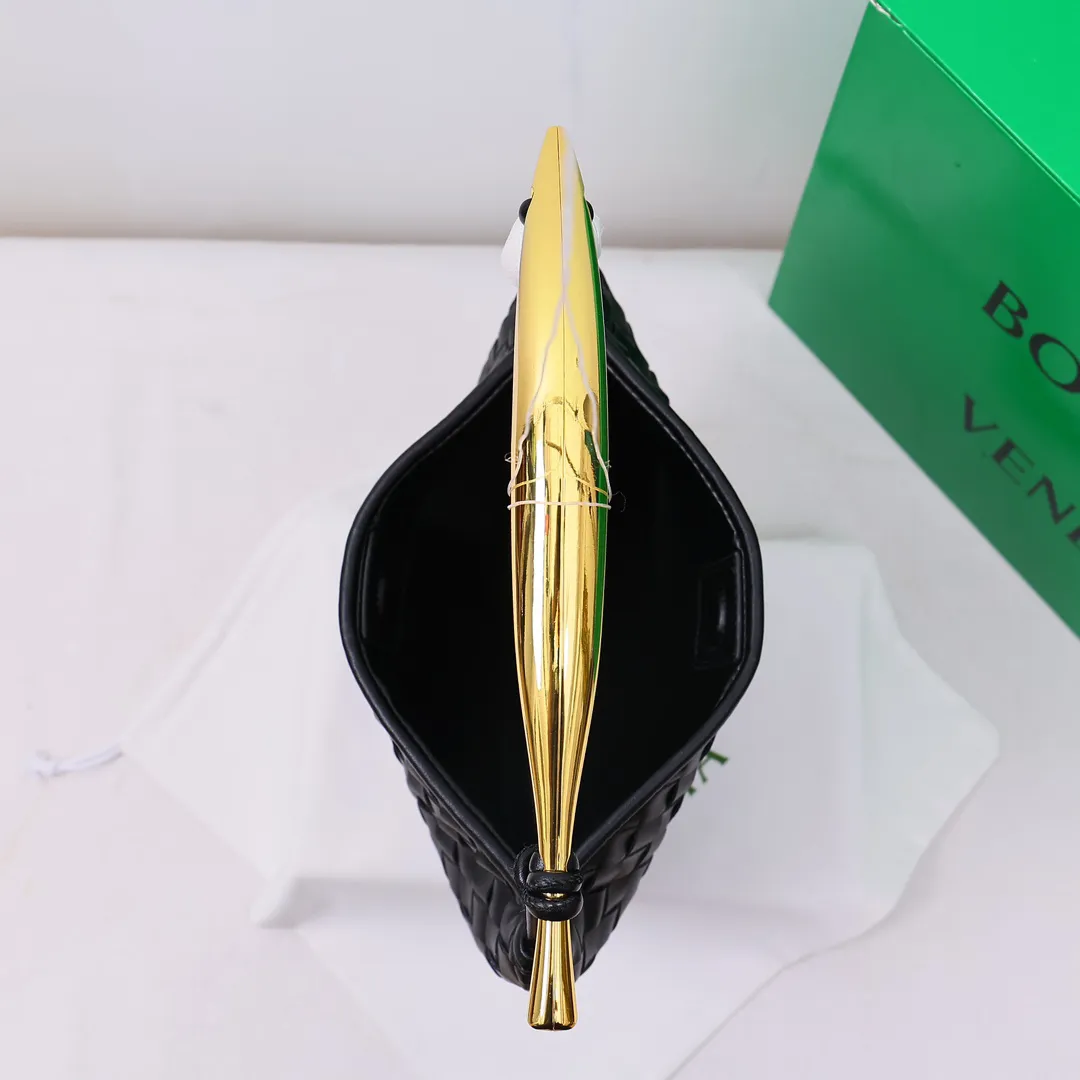 💰250 大号 BV|23春夏🆕 Sardine沙丁鱼🐟\n彻彻底底美到心坎里了\n金属的手柄和经典编织结合在一起\n把艺术感和优雅时髦完全融合\n简约 大气 百搭的沙丁鱼🐟\n上身效果也超赞的!\n编号:288(大号)\nSize: 20*33*4