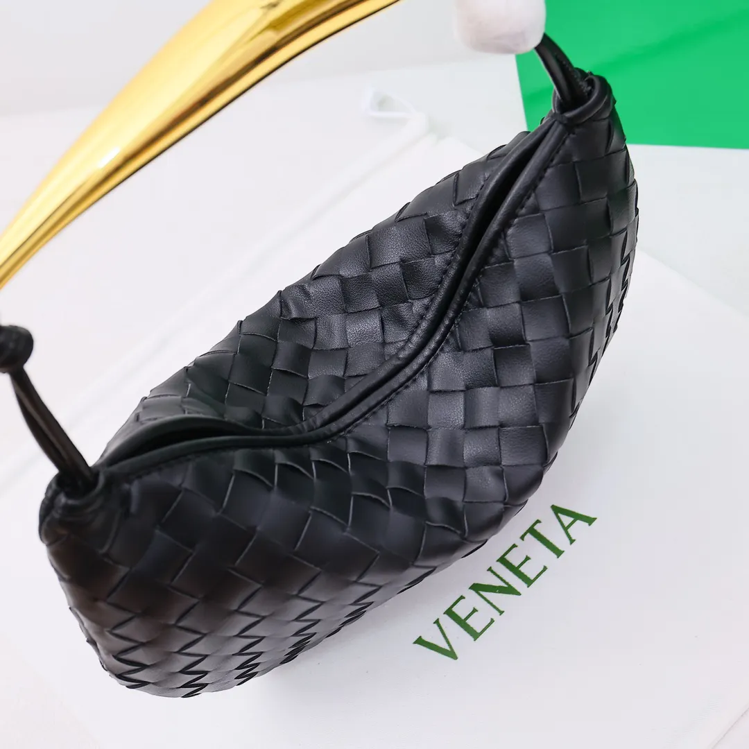 💰250 大号 BV|23春夏🆕 Sardine沙丁鱼🐟\n彻彻底底美到心坎里了\n金属的手柄和经典编织结合在一起\n把艺术感和优雅时髦完全融合\n简约 大气 百搭的沙丁鱼🐟\n上身效果也超赞的!\n编号:288(大号)\nSize: 20*33*4