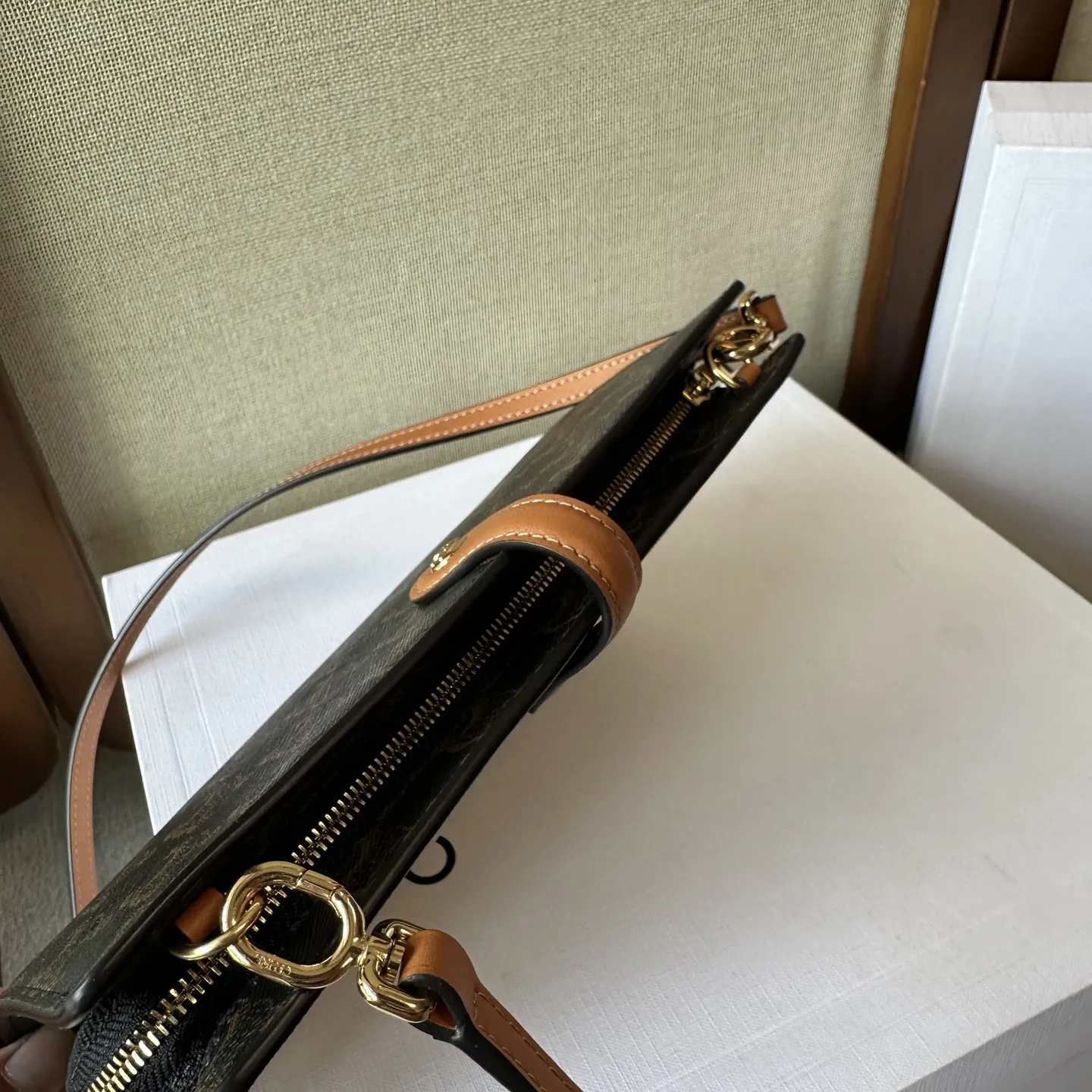 新品上线🅰️🅰️ CE Note Book 手袋👜. 差生又添新文具 CELINE笔记本 对CE 好感度最高的是文具和家居线。化妆包、各种收纳盒还有笔记本、笔袋都想慢慢收集。新入了中号（B5）的本子皮套，比小号A5更商务一些。字母logo在背面，内里棕色带名片插，非常耐看喜欢 款号：106399 颜色：黑花 22x15.5x3.5cm：22x15.5x3.5cm