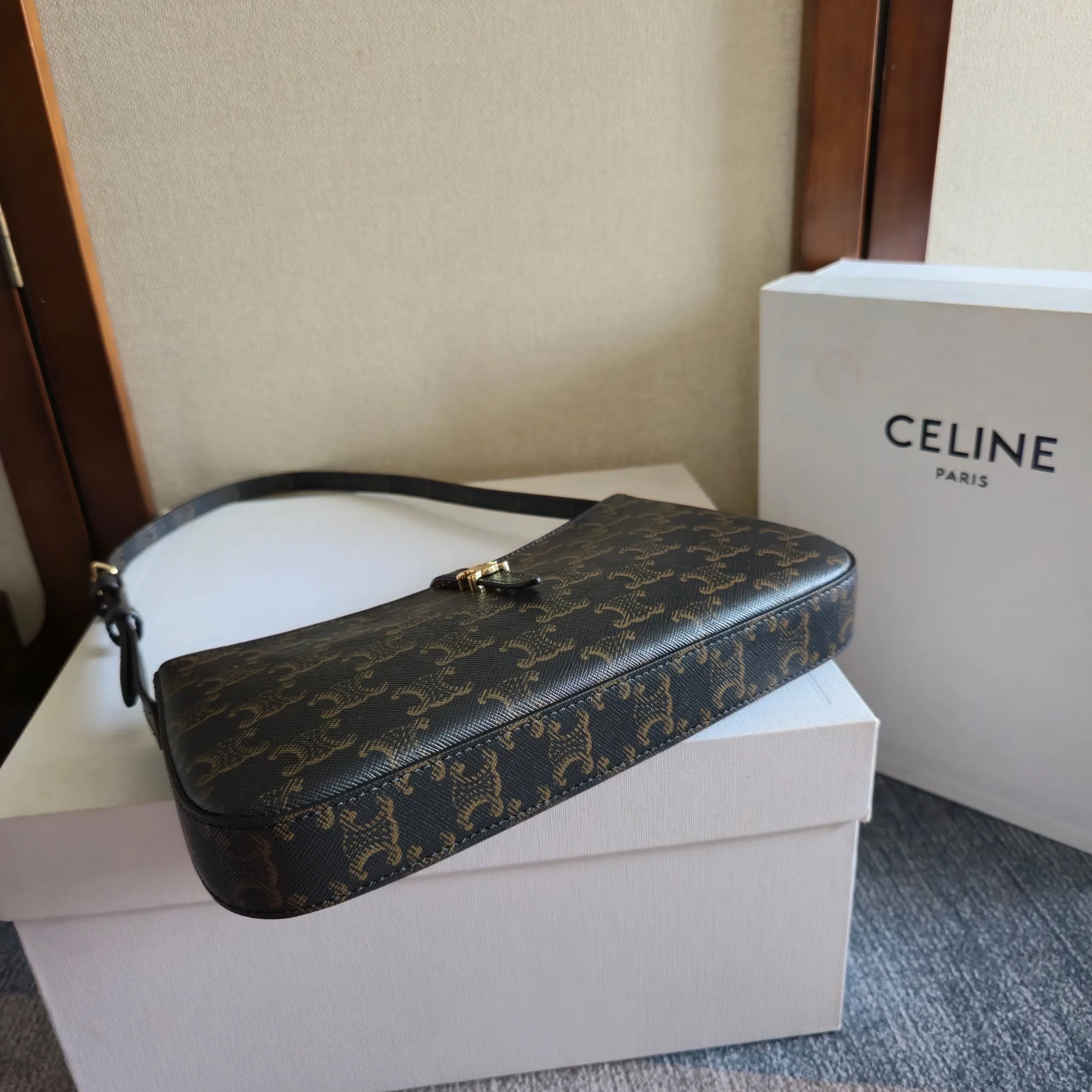 💰450 新品上线🅰️🅰️ CE Tina 小logo腋下包🪢 2025最新包款 Tina ，包型规整有型的有着纤巧廓形，出门主打一个简单实用✅ 背上身瞬间法式复古氛围感拉满✨ 无论是通勤还是约会都是绝配👌 肩带长度刚刚好～秋冬也能完美驾驭 黑金/老花可选择 永不过时的配色🎨 款号：123053 颜色：老花 （配原版包装） 25x11.5x2.5cm：25x11.5x2.5cm