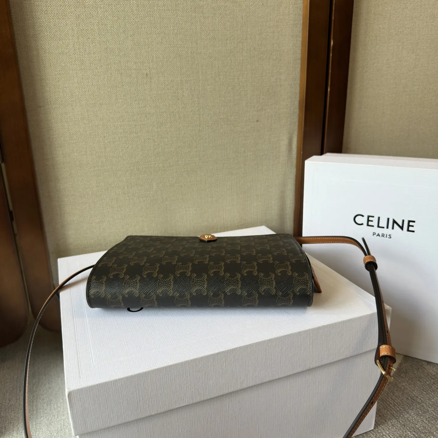 新品上线🅰️🅰️ CE Note Book 手袋👜. 差生又添新文具 CELINE笔记本 对CE 好感度最高的是文具和家居线。化妆包、各种收纳盒还有笔记本、笔袋都想慢慢收集。新入了中号(B5)的本子皮套,比小号A5更商务一些。字母logo在背面,内里棕色带名片插,非常耐看喜欢 款号:106399 颜色:黑花 22x15.5x3.5cm:22x15.5x3.5cm
