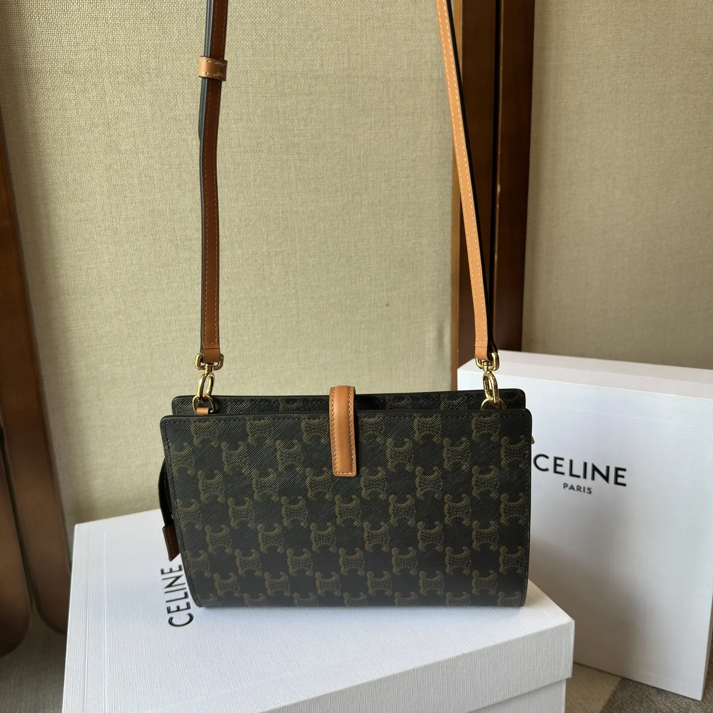 新品上线🅰️🅰️ CE Note Book 手袋👜. 差生又添新文具 CELINE笔记本 对CE 好感度最高的是文具和家居线。化妆包、各种收纳盒还有笔记本、笔袋都想慢慢收集。新入了中号（B5）的本子皮套，比小号A5更商务一些。字母logo在背面，内里棕色带名片插，非常耐看喜欢 款号：106399 颜色：黑花 22x15.5x3.5cm：22x15.5x3.5cm