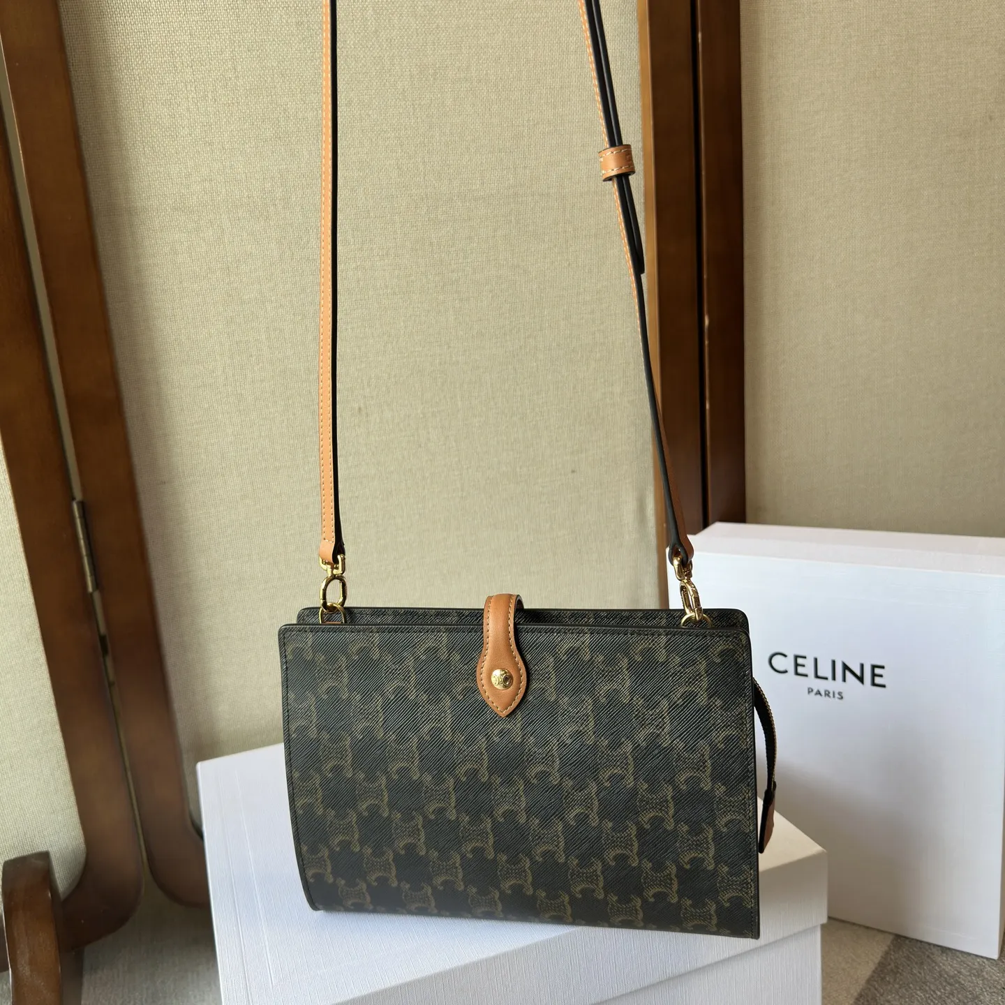 新品上线🅰️🅰️ CE Note Book 手袋👜. 差生又添新文具 CELINE笔记本 对CE 好感度最高的是文具和家居线。化妆包、各种收纳盒还有笔记本、笔袋都想慢慢收集。新入了中号（B5）的本子皮套，比小号A5更商务一些。字母logo在背面，内里棕色带名片插，非常耐看喜欢 款号：106399 颜色：黑花 22x15.5x3.5cm：22x15.5x3.5cm