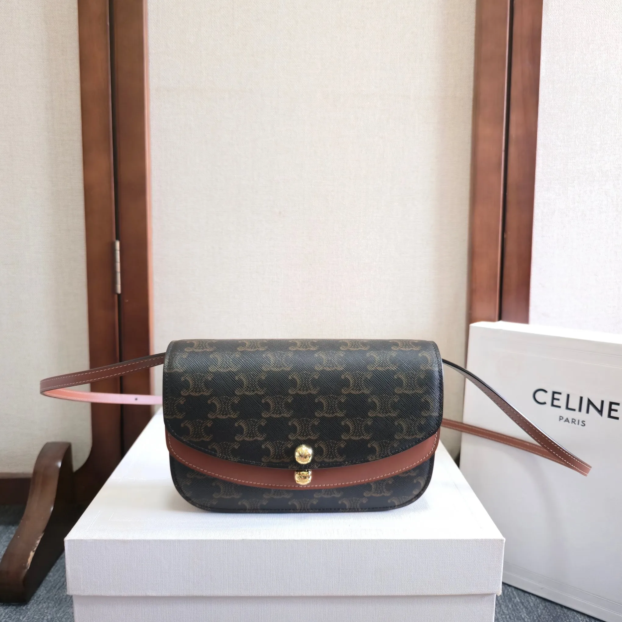 💰480 新品上线🅰️🅰️DUO老花包 复古与时尚的完美碰撞✅ 经典老花图案自带复古滤镜 精美的珠宝配件细节精致到骨子里,真的是越看越爱~ 它可以单肩 斜挎 手拿 肩带长度能调节,各种风格都能轻松驾驭 穿休闲装的时候搭它,瞬间多了份随性时髦,穿小裙子的时候配它,复古优雅感直接拉满。 最让我惊喜的是它的容量,别看它外形小巧,内里空间很能装 手机、口红、粉饼这些日常小物件都能妥妥收纳 自带卡曹 💳 实用性拉满! 不管是作为日常通勤包还是出街搭配神器,它都能完美胜任,入手绝对不亏,是那种越背越有味道的宝藏包包 美美美 款号:101673 颜色:老花 20x13x6cm:20x13x6cm(配原版包装)