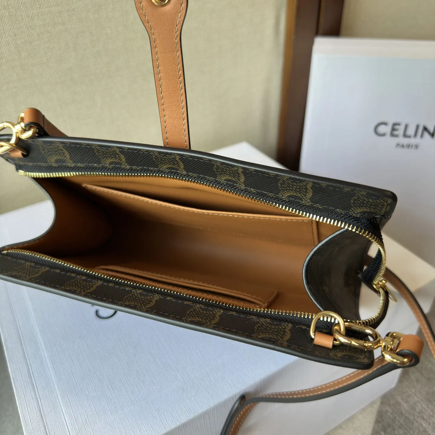 新品上线🅰️🅰️ CE Note Book 手袋👜. 差生又添新文具 CELINE笔记本 对CE 好感度最高的是文具和家居线。化妆包、各种收纳盒还有笔记本、笔袋都想慢慢收集。新入了中号（B5）的本子皮套，比小号A5更商务一些。字母logo在背面，内里棕色带名片插，非常耐看喜欢 款号：106399 颜色：黑花 22x15.5x3.5cm：22x15.5x3.5cm