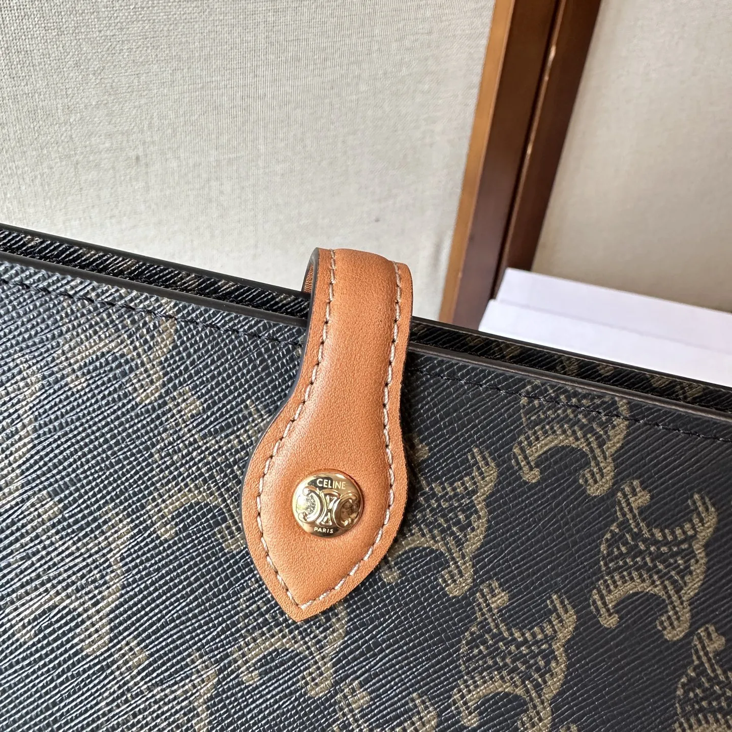 新品上线🅰️🅰️ CE Note Book 手袋👜. 差生又添新文具 CELINE笔记本 对CE 好感度最高的是文具和家居线。化妆包、各种收纳盒还有笔记本、笔袋都想慢慢收集。新入了中号(B5)的本子皮套,比小号A5更商务一些。字母logo在背面,内里棕色带名片插,非常耐看喜欢 款号:106399 颜色:黑花 22x15.5x3.5cm:22x15.5x3.5cm