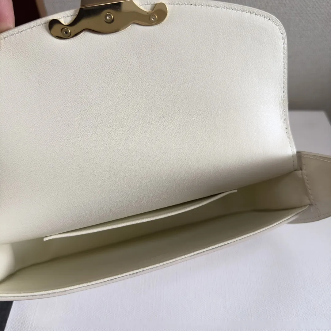 💰520 新品上线🅰️🅰️ 谈到24秋冬秀场、一定会被镜面的各种单品抓紧眼球 👁️ 干净、优雅的线条感 设计与轮廓交错的极简主义 ,如果只能选一件作品,那么一定要选这只 TERENCE,标志性的TRIOMPHE logo元素,温柔又优雅 漆面小牛皮,独特的光泽感与辨识度 -小巧而趣味的造型,仙女回手提或肩背❇️ TRIOMPHE按扣开合1个主隔层 1个内侧扁平口袋 1个可调节皮革提手 款号:118313 颜色:镜面白 尺寸:21x5.5x11