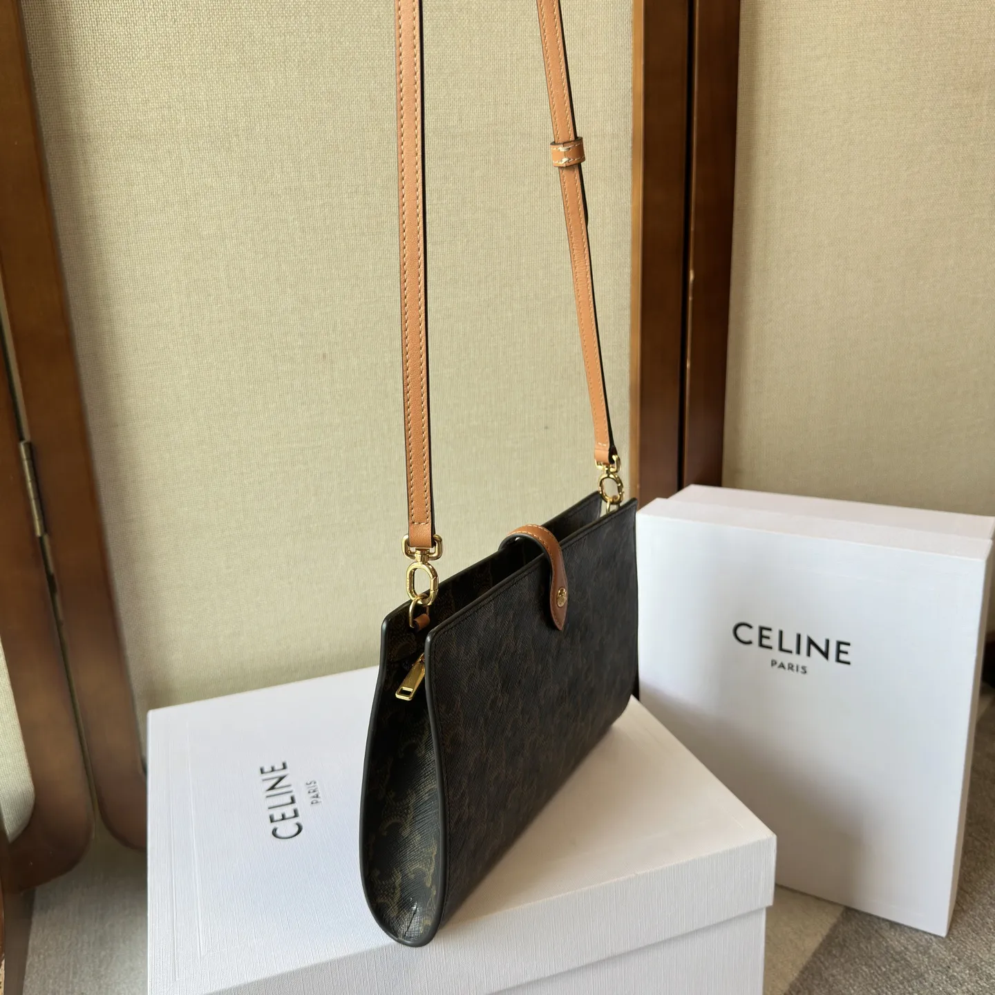 新品上线🅰️🅰️ CE Note Book 手袋👜. 差生又添新文具 CELINE笔记本 对CE 好感度最高的是文具和家居线。化妆包、各种收纳盒还有笔记本、笔袋都想慢慢收集。新入了中号(B5)的本子皮套,比小号A5更商务一些。字母logo在背面,内里棕色带名片插,非常耐看喜欢 款号:106399 颜色:黑花 22x15.5x3.5cm:22x15.5x3.5cm
