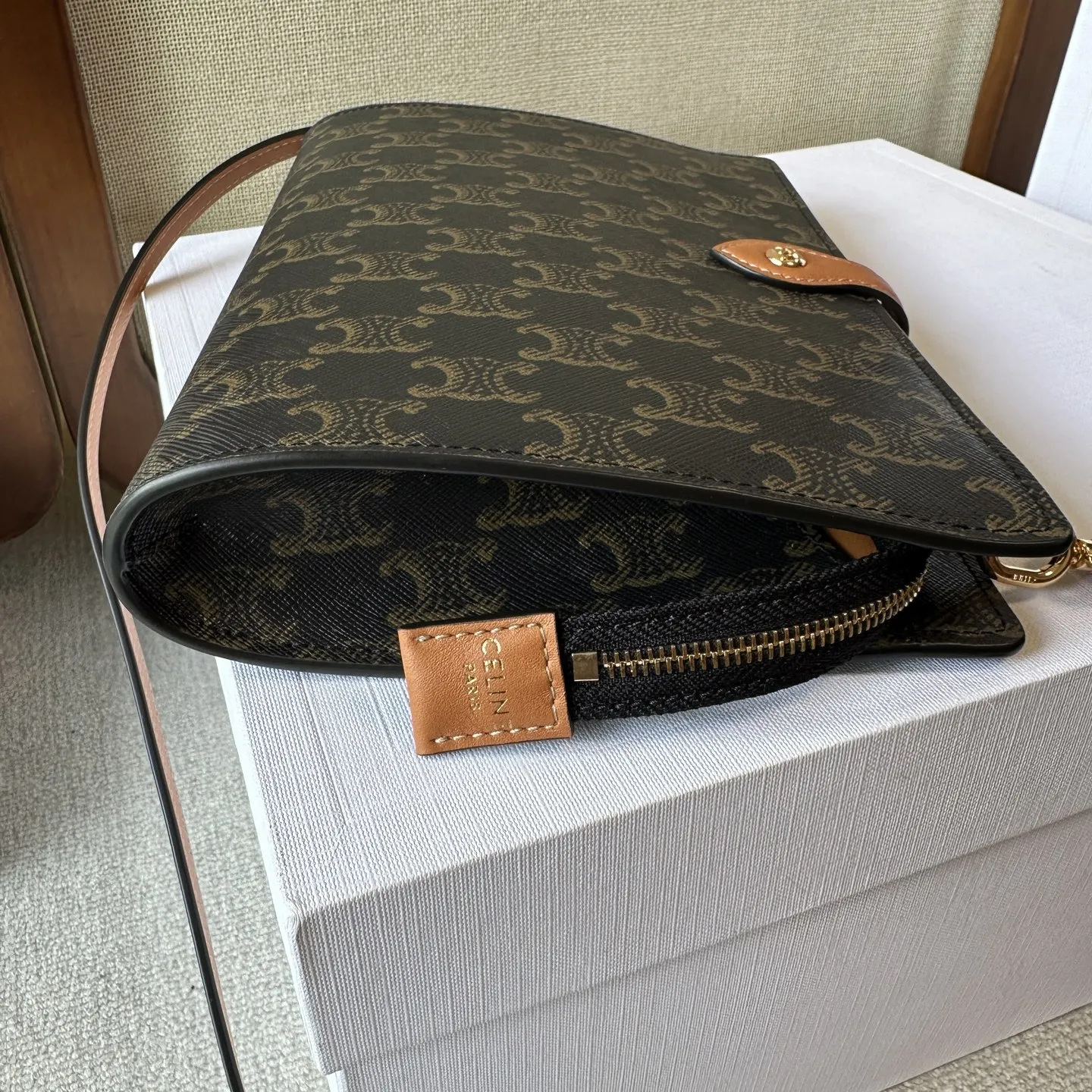新品上线🅰️🅰️ CE Note Book 手袋👜. 差生又添新文具 CELINE笔记本 对CE 好感度最高的是文具和家居线。化妆包、各种收纳盒还有笔记本、笔袋都想慢慢收集。新入了中号（B5）的本子皮套，比小号A5更商务一些。字母logo在背面，内里棕色带名片插，非常耐看喜欢 款号：106399 颜色：黑花 22x15.5x3.5cm：22x15.5x3.5cm