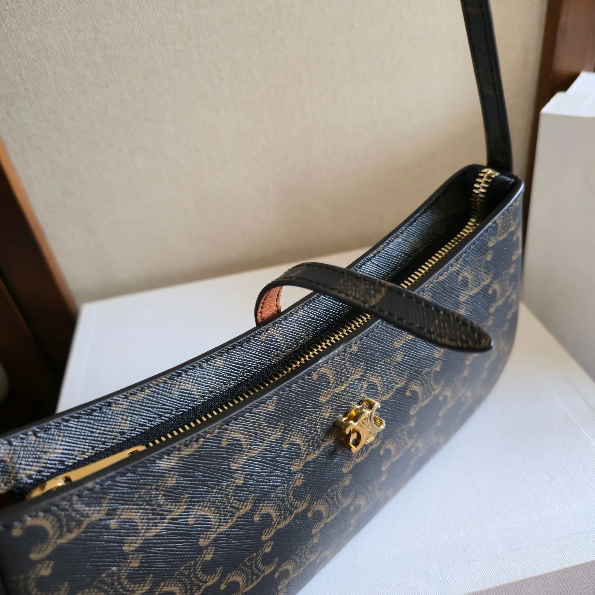 💰450 新品上线🅰️🅰️ CE Tina 小logo腋下包🪢 2025最新包款 Tina ，包型规整有型的有着纤巧廓形，出门主打一个简单实用✅ 背上身瞬间法式复古氛围感拉满✨ 无论是通勤还是约会都是绝配👌 肩带长度刚刚好～秋冬也能完美驾驭 黑金/老花可选择 永不过时的配色🎨 款号：123053 颜色：老花 （配原版包装） 25x11.5x2.5cm：25x11.5x2.5cm