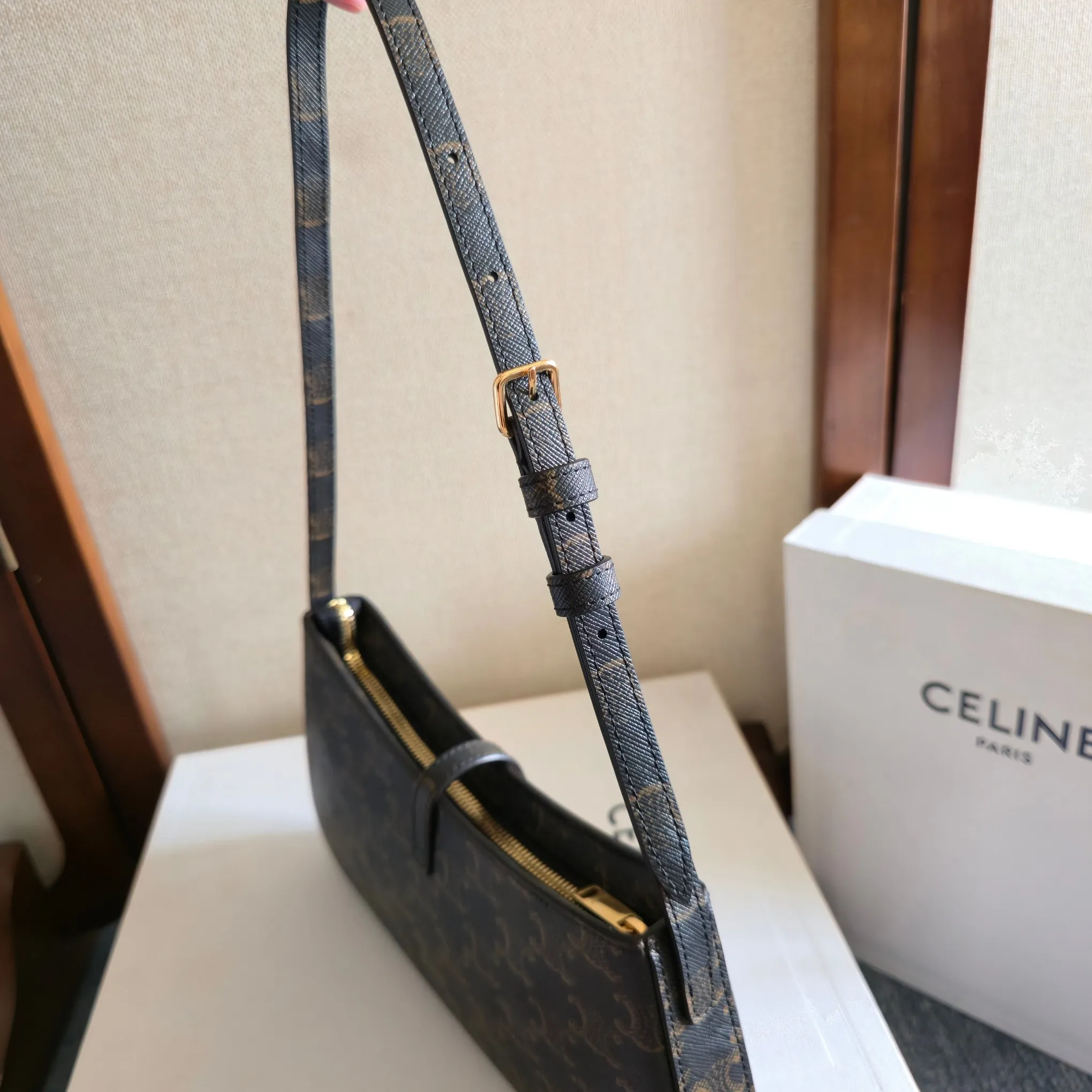 💰450 新品上线🅰️🅰️ CE Tina 小logo腋下包🪢 2025最新包款 Tina ,包型规整有型的有着纤巧廓形,出门主打一个简单实用✅ 背上身瞬间法式复古氛围感拉满✨ 无论是通勤还是约会都是绝配👌 肩带长度刚刚好~秋冬也能完美驾驭 黑金/老花可选择 永不过时的配色🎨 款号:123053 颜色:老花 (配原版包装) 25x11.5x2.5cm:25x11.5x2.5cm