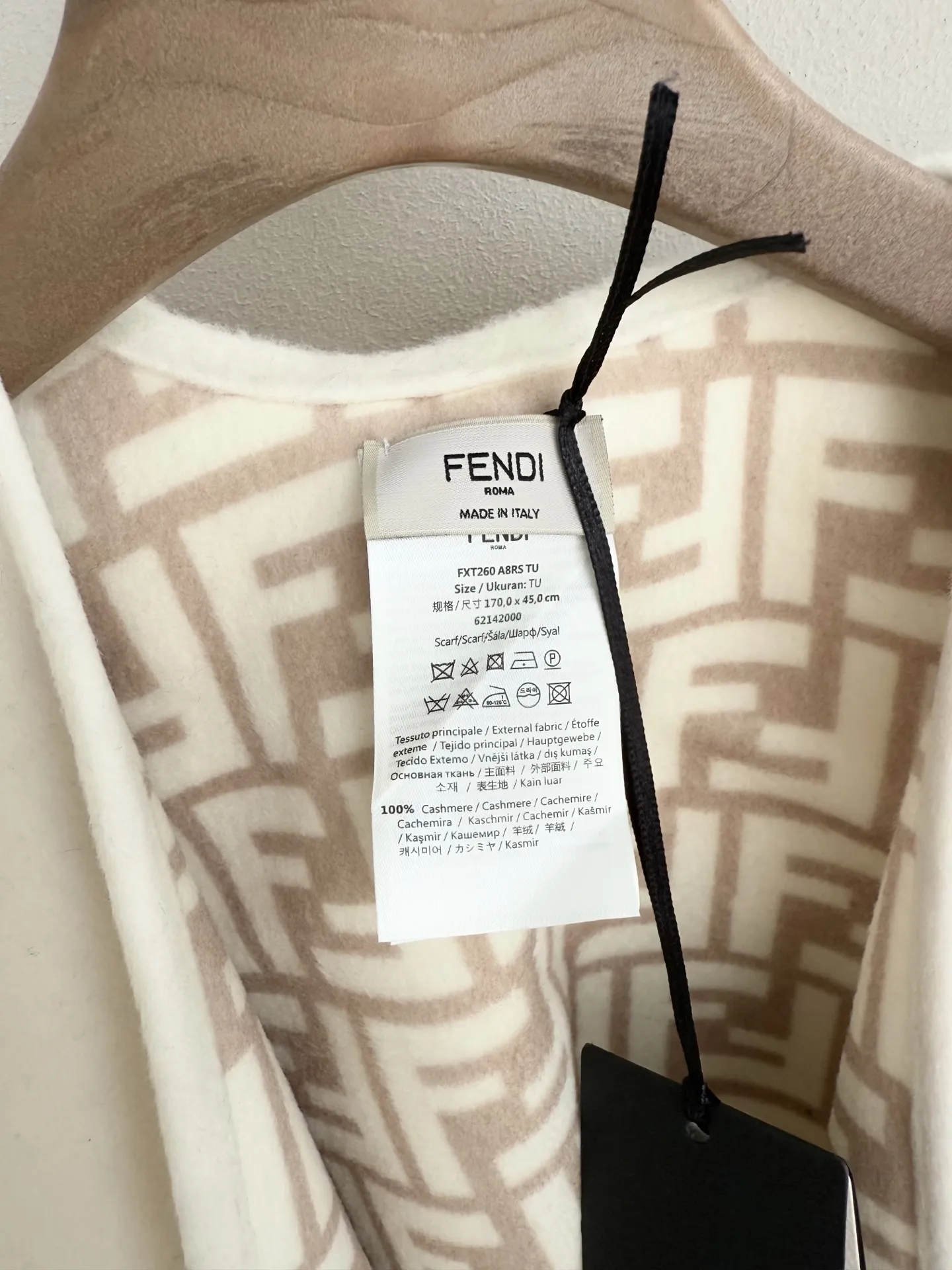 腰带款 批120Fendi斗篷【双面提花羊绒披肩｜奢雅双色，自在型格】 以珍稀羊绒织就匠心。这款双面提花斗篷披肩，两种配色，纯净无瑕的暖白，沉稳高级的驼色。双面皆可佩戴，成就两种优雅风范。精湛工艺赋予面料柔软垂坠的质感与出色保暖性，无拘束的斗篷剪裁，轻松提升整体造型的层次感与气场。搭配腰带设计，日常更舒适。无论是随性披搭还是精心围裹，皆能于步履流转间，诠释从容自若的现代奢华格调。