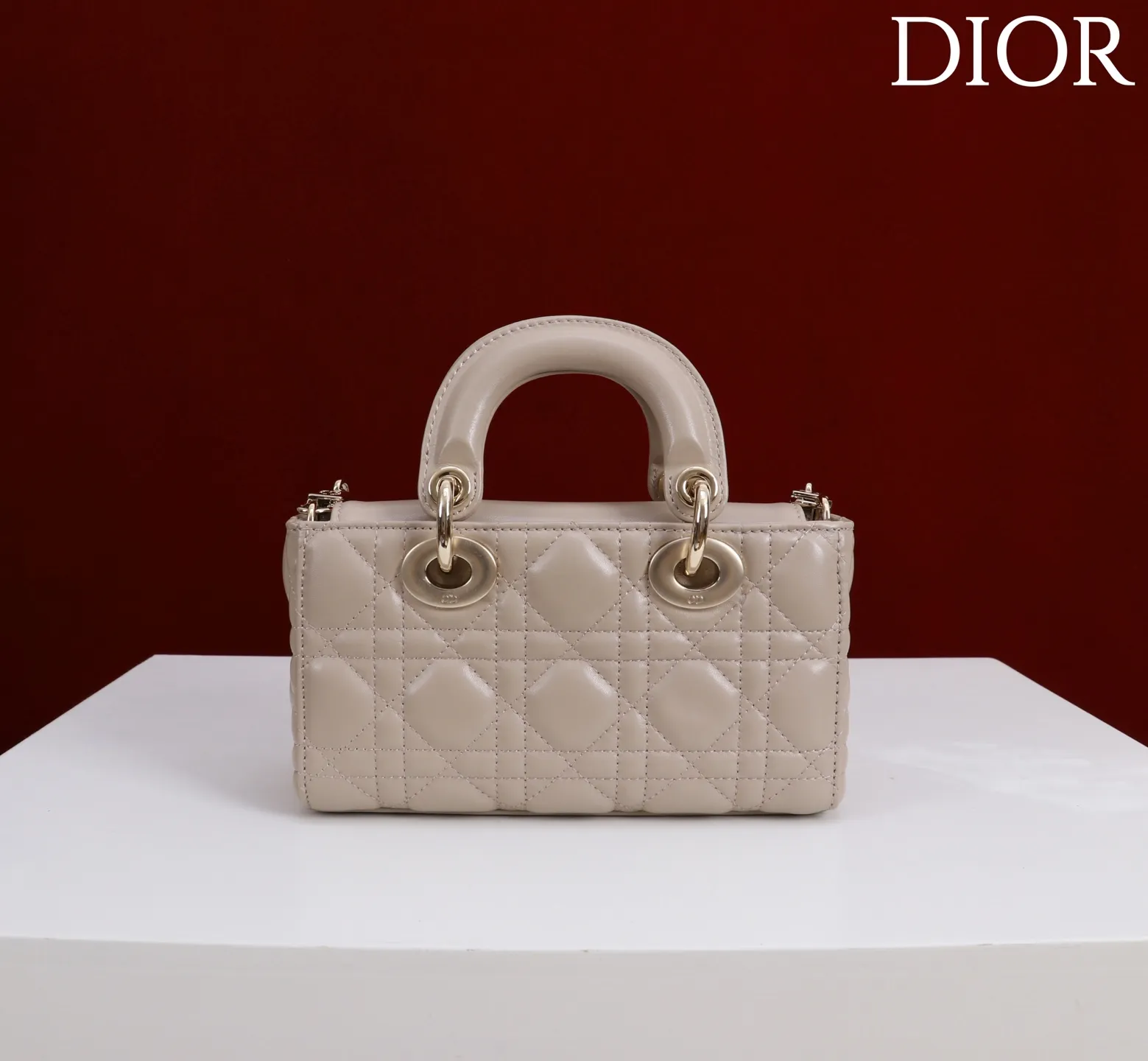 型号:1312蝴蝶结 Size: 19cm羊皮 尺寸:19×10.5×5.5厘米(长×高×宽) 【Lady D-Joy ♥️】 新款 Lady D-Joy 手袋诠释了对典雅和美丽的深刻洞见。高雅经典的款式,进口羊皮革绣线品牌经典藤格蚊精心制作,搭配浅金色饰面金属吊饰提升格调,为精美的轮廓增添一分灵动。搭配一条可拆卸的链条肩带和一条可调节、可拆卸的肩带,可手提、肩背或斜挎,是日常女神们的理想之选。 内含防尘袋9220