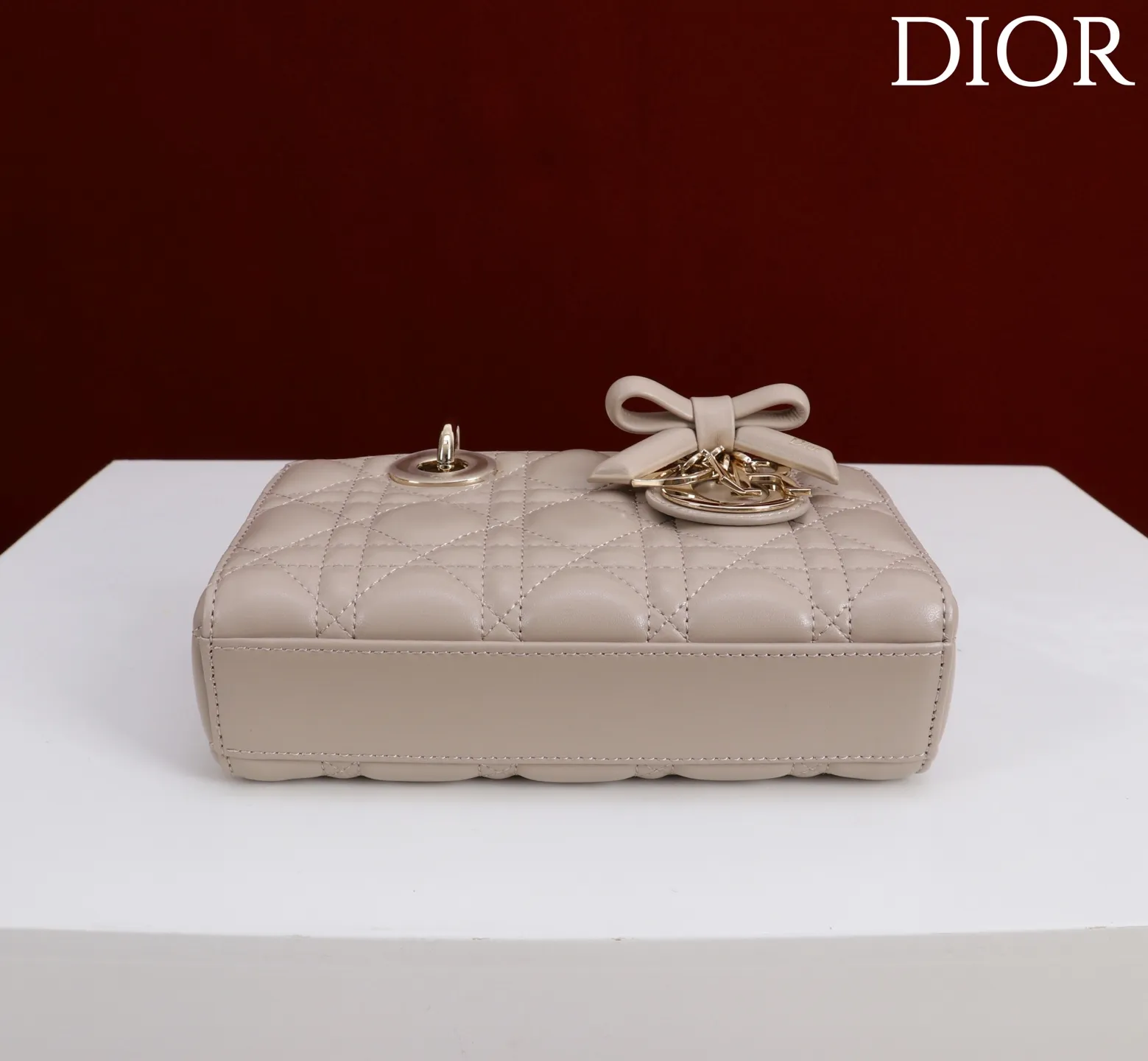 型号：1312蝴蝶结 Size: 19cm羊皮 尺寸：19&times;10.5&times;5.5厘米（长&times;高&times;宽） 【Lady D-Joy &hearts;️】 新款 Lady D-Joy 手袋诠释了对典雅和美丽的深刻洞见。高雅经典的款式，进口羊皮革绣线品牌经典藤格蚊精心制作，搭配浅金色饰面金属吊饰提升格调，为精美的轮廓增添一分灵动。搭配一条可拆卸的链条肩带和一条可调节、可拆卸的肩带，可手提、肩背或斜挎，是日常女神们的理想之选。 内含防尘袋9220