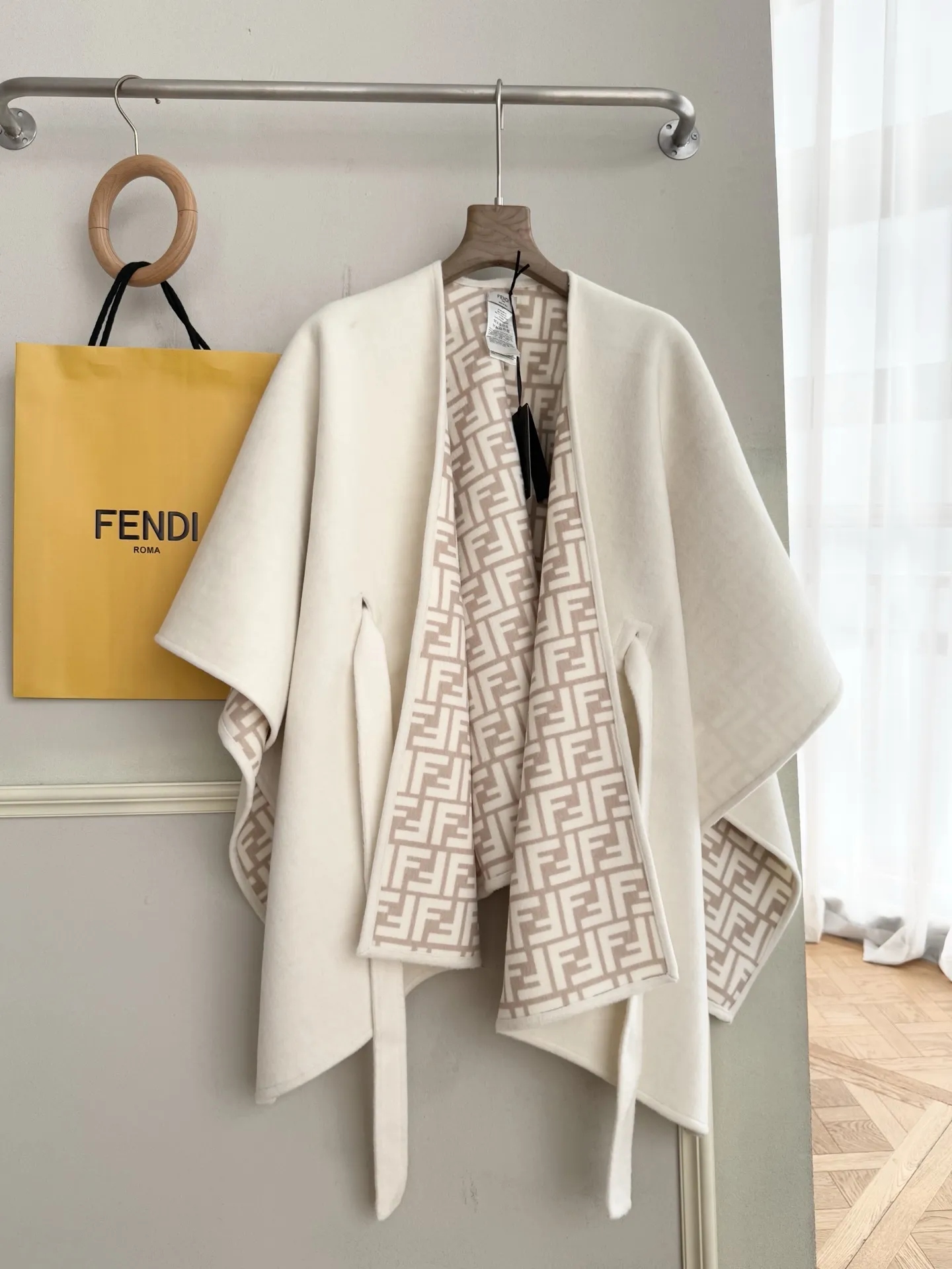 腰带款 批120Fendi斗篷【双面提花羊绒披肩｜奢雅双色，自在型格】 以珍稀羊绒织就匠心。这款双面提花斗篷披肩，两种配色，纯净无瑕的暖白，沉稳高级的驼色。双面皆可佩戴，成就两种优雅风范。精湛工艺赋予面料柔软垂坠的质感与出色保暖性，无拘束的斗篷剪裁，轻松提升整体造型的层次感与气场。搭配腰带设计，日常更舒适。无论是随性披搭还是精心围裹，皆能于步履流转间，诠释从容自若的现代奢华格调。