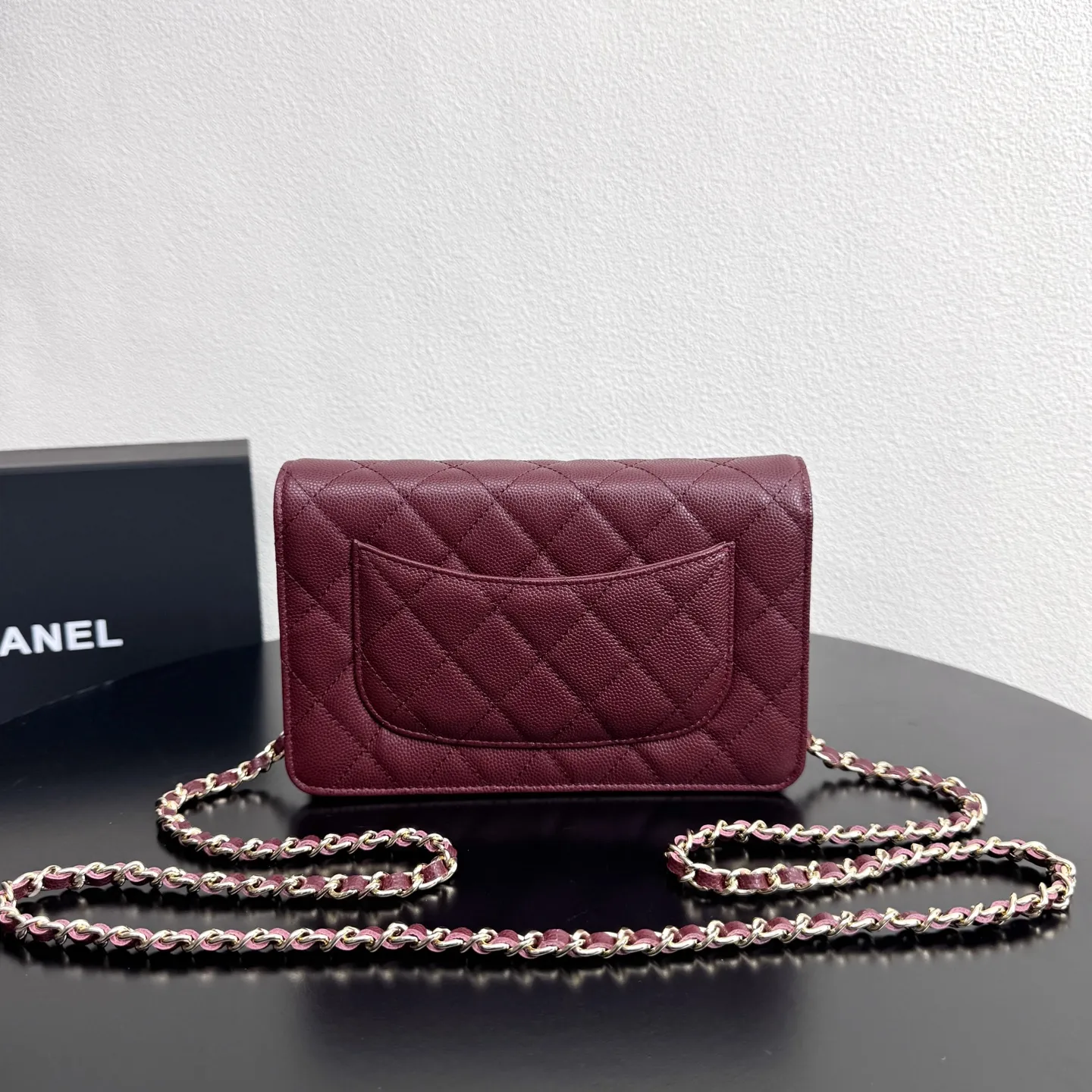 特价410Chanel woc 全钢字唛 原单质量，经典之作，华丽与气质的前沿，是你意想不到的尊贵。 尺寸:19x12x3CM 型号:33814枣红球金