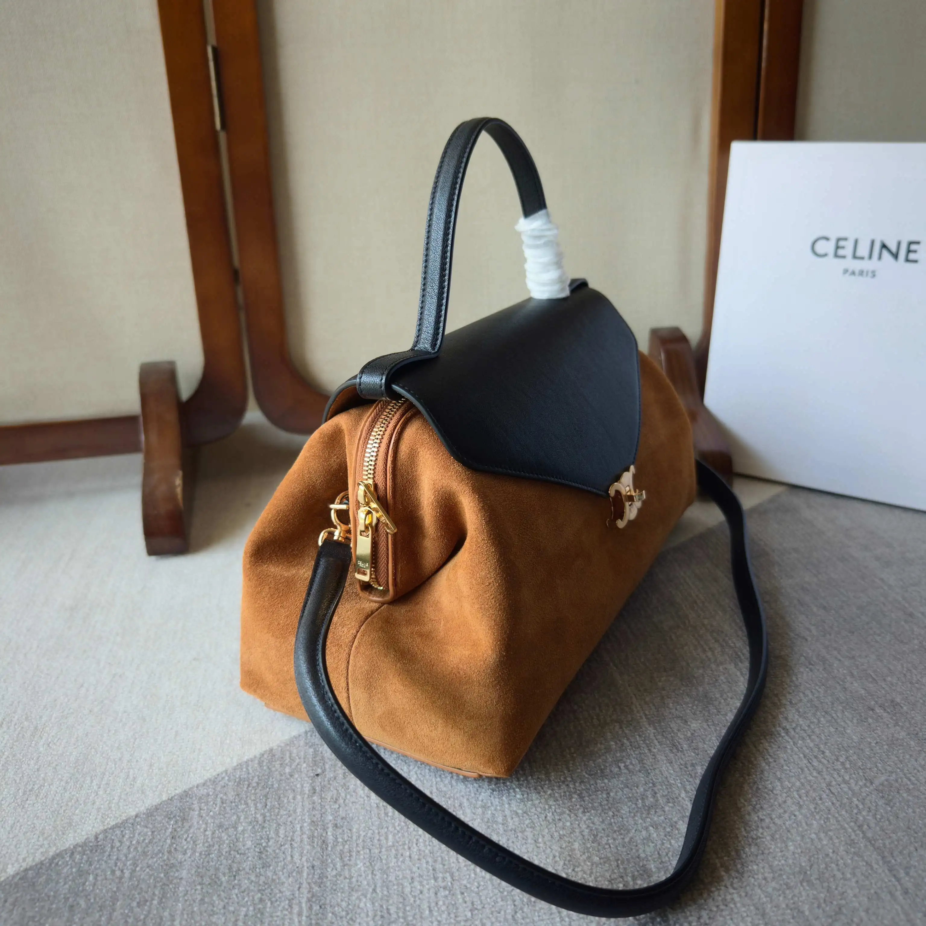 CELINE 26冬季新款FLAIR BAG CELINE FW26新品 大号Flair Bag 慵懒感托特💼 经典凯旋门旋钮扣，包造型容量满满 双肩带配置：短手提柄+单肩肩带 尺寸：34-17-13 型号： 105531 配原版盒