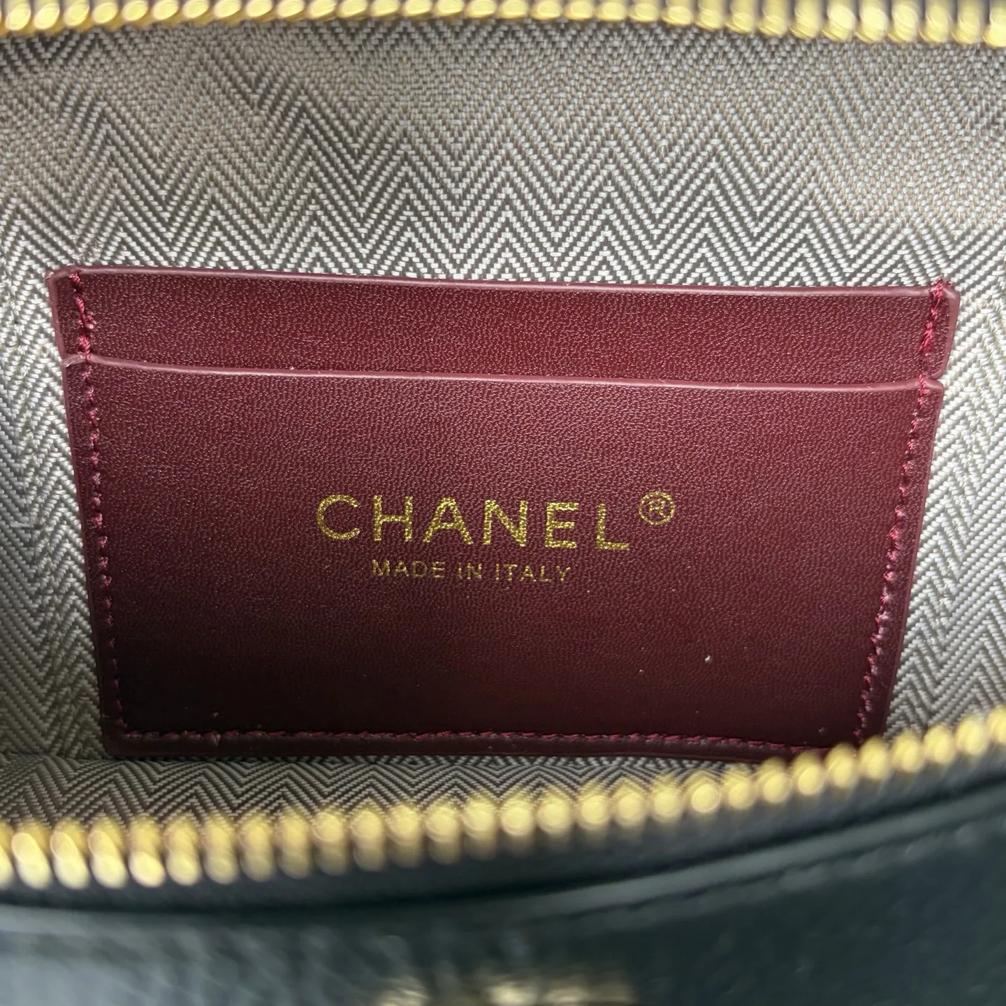 💰180。小号🔮🔮🔮OHANEL 26a🍠🍠🍠🍠LP🐂皮饭盒包黑色出现货啦🈶|能拥有这只包绝对是幸运鹅!我已经爱不释手了!链条⛓️是可拆卸的,容量可以放promax或者日常补妆耳机钥匙等等……轻轻松松拿捏✨✨手拎斜挎都很美 日常穿搭嘎嘎好看 时尚感十足🖤🖤 尺寸:19cm 款号:9177 材质:黑色头层Togo牛皮