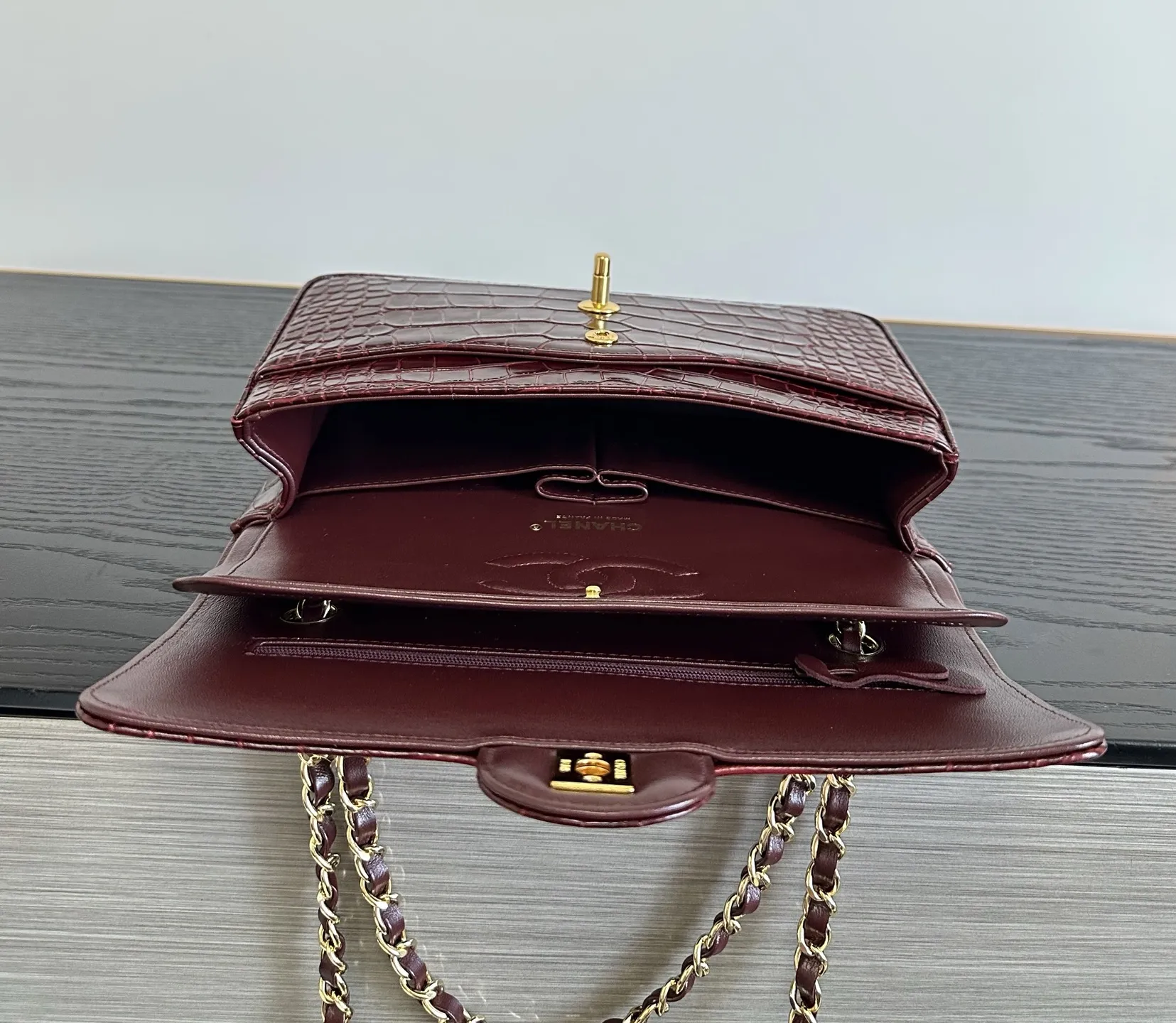 650💰双盖头2.55中號《金扣》酒🍷红色OHANEL🚩🚩🚩26A 鳄鱼纹❤️鳄鱼压纹CF贵气感直接拉满✨经典CF遇上鳄鱼压纹真的气场全开🖤深邃黑色皮面，立体鳄鱼纹路高级又硬核，搭配复古做旧金扣，复古氛围感直接拿捏。链条肩带可🉑️单肩可斜挎，通勤、晚宴都适配。皮质耐磨抗造，比普通牛皮更有辨识度，不容易撞包。低调奢华的质感，越看越有味道，收藏上身两相宜。nuova lmpala鳄鱼纹小牛皮As: 112尺寸📐：25cm！116井迷你號20cm