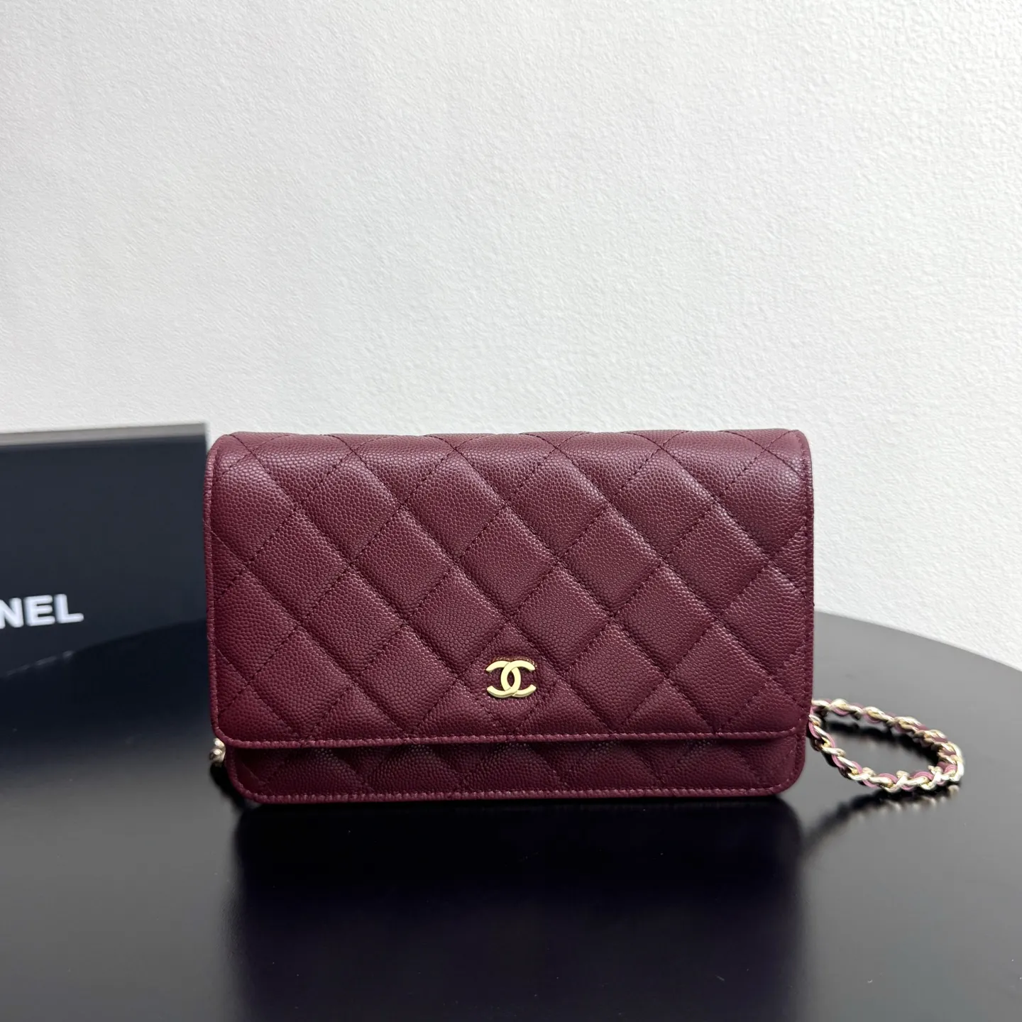 特价410Chanel woc 全钢字唛 原单质量，经典之作，华丽与气质的前沿，是你意想不到的尊贵。 尺寸:19x12x3CM 型号:33814枣红球金