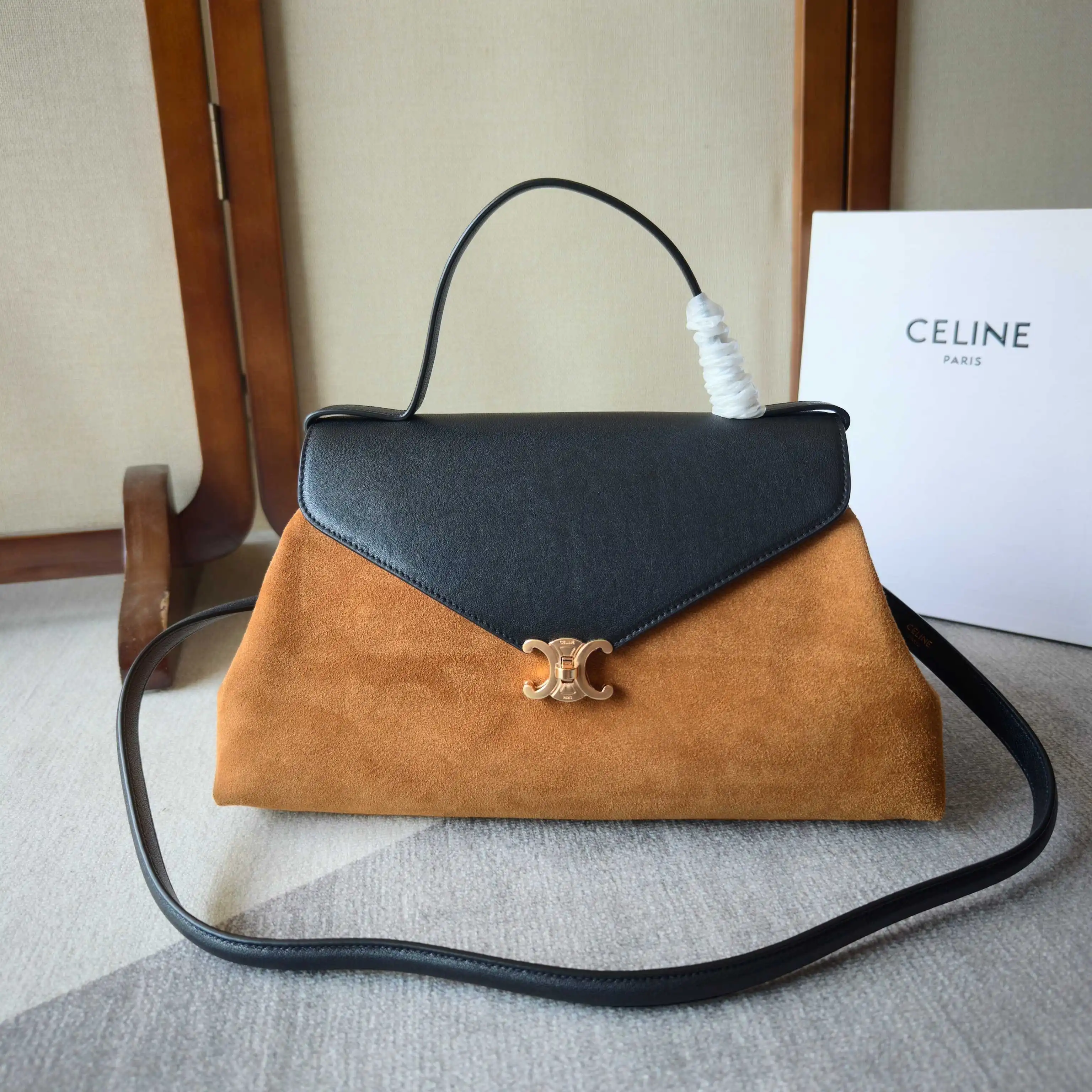 CELINE 26冬季新款FLAIR BAG CELINE FW26新品 大号Flair Bag 慵懒感托特💼 经典凯旋门旋钮扣,包造型容量满满 双肩带配置:短手提柄+单肩肩带 尺寸:34-17-13 型号: 105531 配原版盒