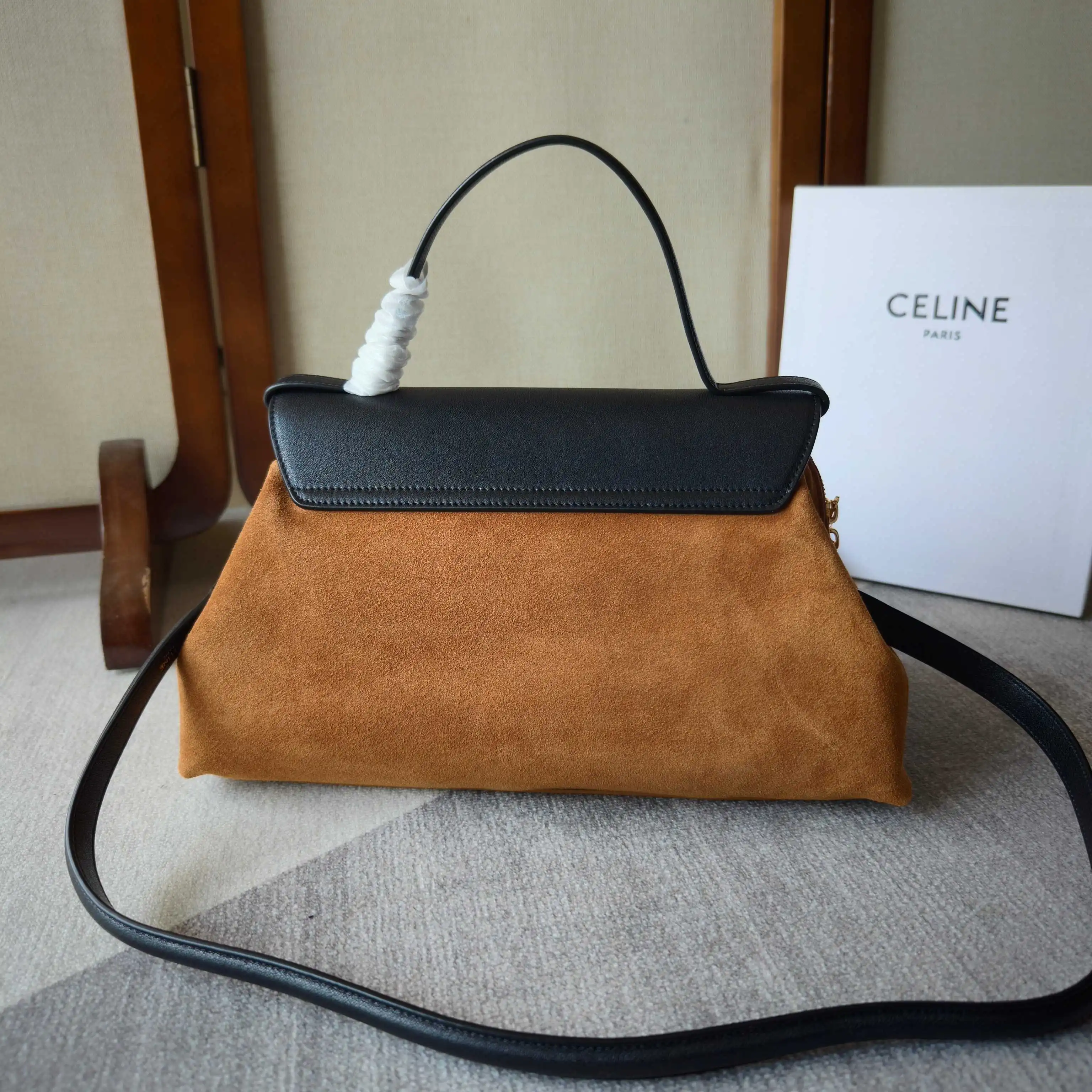 CELINE 26冬季新款FLAIR BAG CELINE FW26新品 大号Flair Bag 慵懒感托特💼 经典凯旋门旋钮扣，包造型容量满满 双肩带配置：短手提柄+单肩肩带 尺寸：34-17-13 型号： 105531 配原版盒