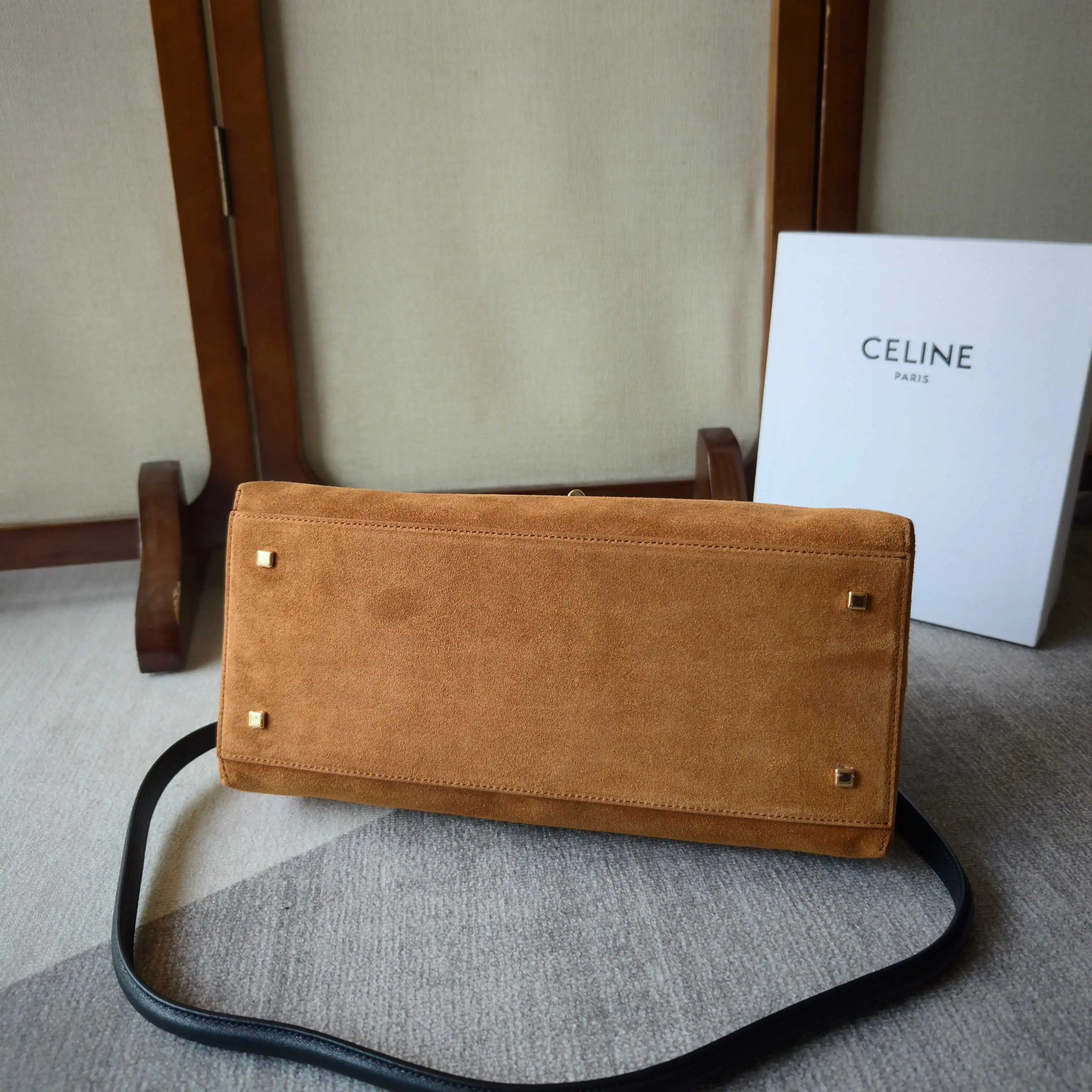 CELINE 26冬季新款FLAIR BAG CELINE FW26新品 大号Flair Bag 慵懒感托特💼 经典凯旋门旋钮扣,包造型容量满满 双肩带配置:短手提柄+单肩肩带 尺寸:34-17-13 型号: 105531 配原版盒