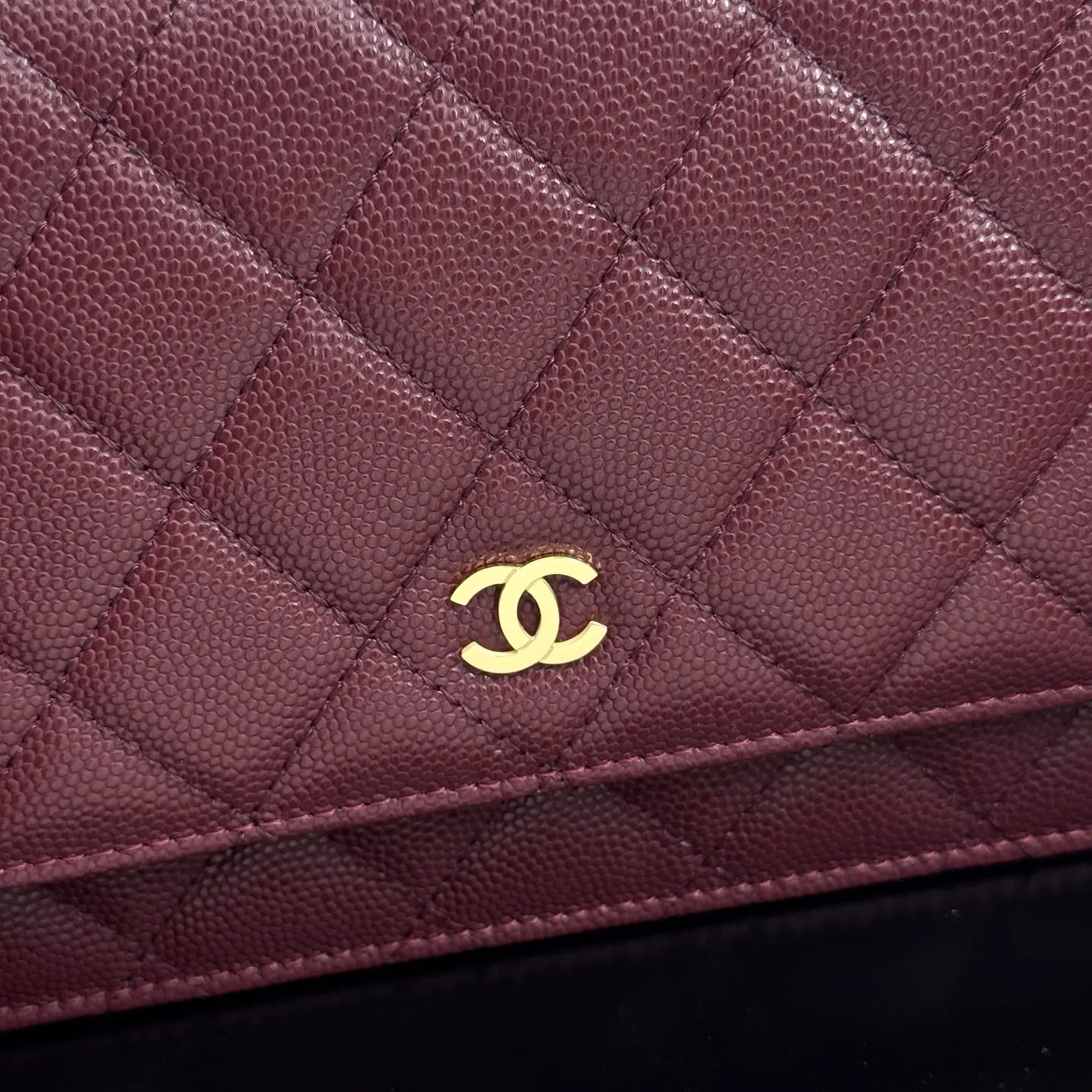 特价410Chanel woc 全钢字唛 原单质量,经典之作,华丽与气质的前沿,是你意想不到的尊贵。 尺寸:19x12x3CM 型号:33814枣红球金