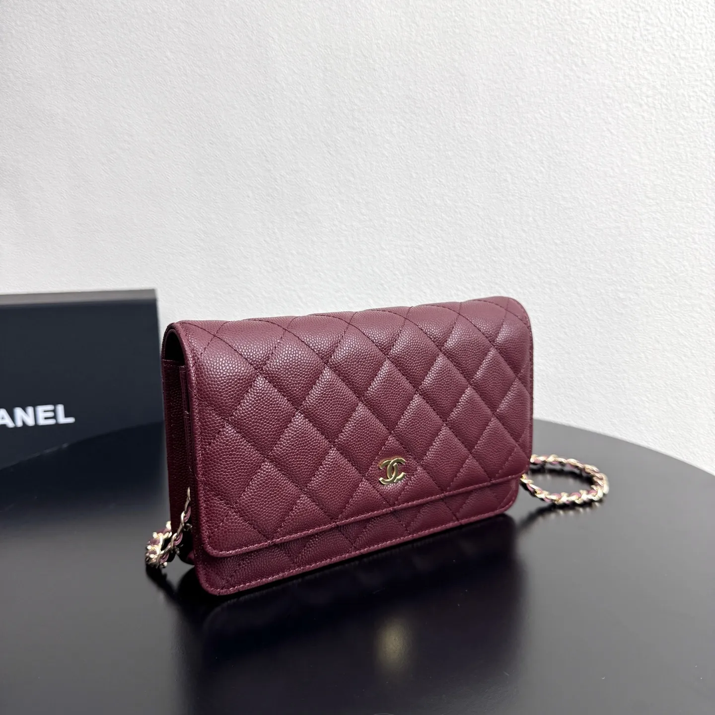 特价410Chanel woc 全钢字唛 原单质量，经典之作，华丽与气质的前沿，是你意想不到的尊贵。 尺寸:19x12x3CM 型号:33814枣红球金