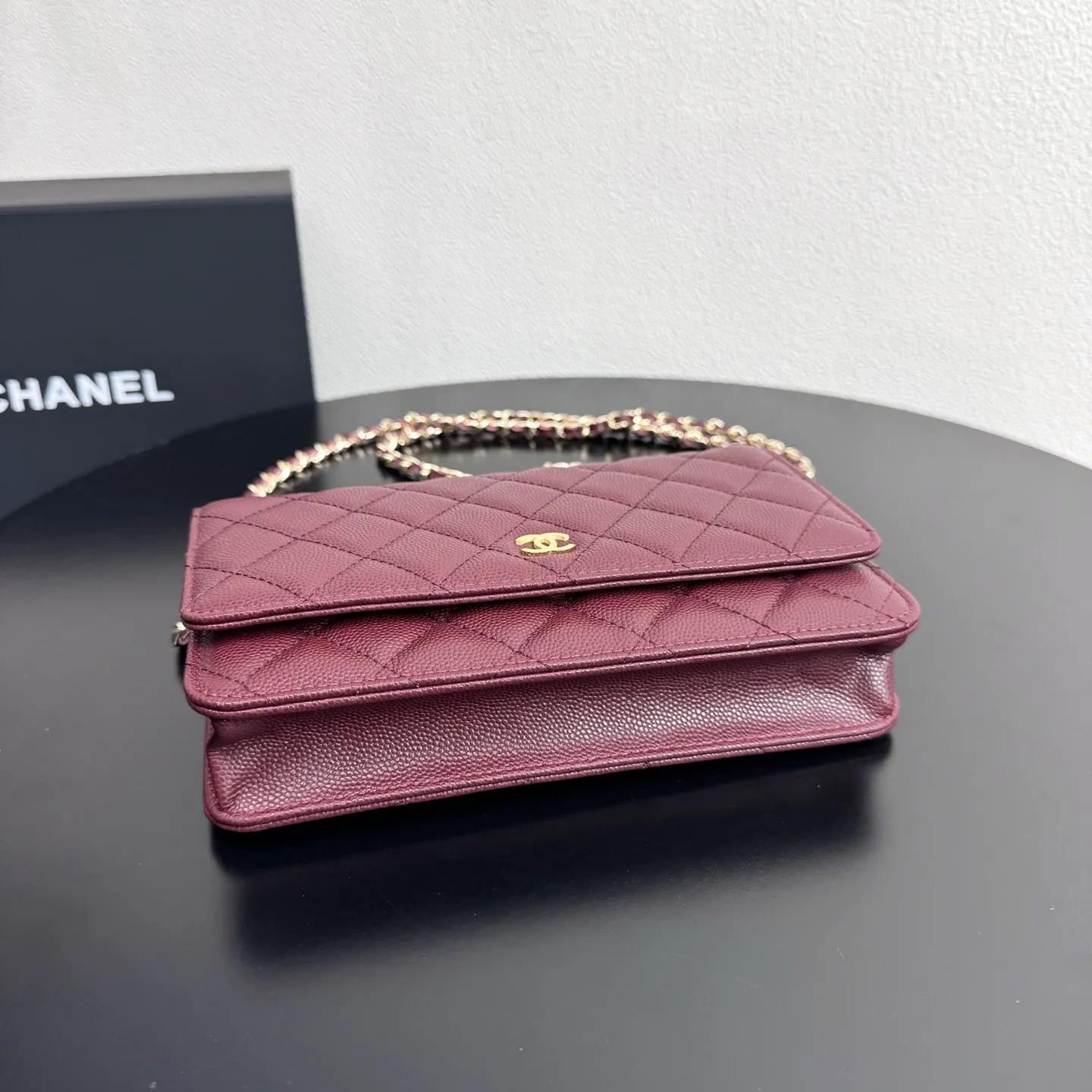 特价410Chanel woc 全钢字唛 原单质量，经典之作，华丽与气质的前沿，是你意想不到的尊贵。 尺寸:19x12x3CM 型号:33814枣红球金