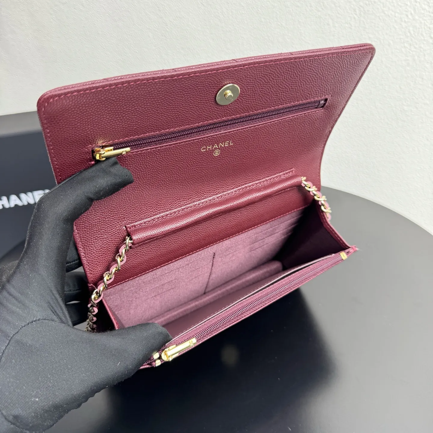 特价410Chanel woc 全钢字唛 原单质量，经典之作，华丽与气质的前沿，是你意想不到的尊贵。 尺寸:19x12x3CM 型号:33814枣红球金