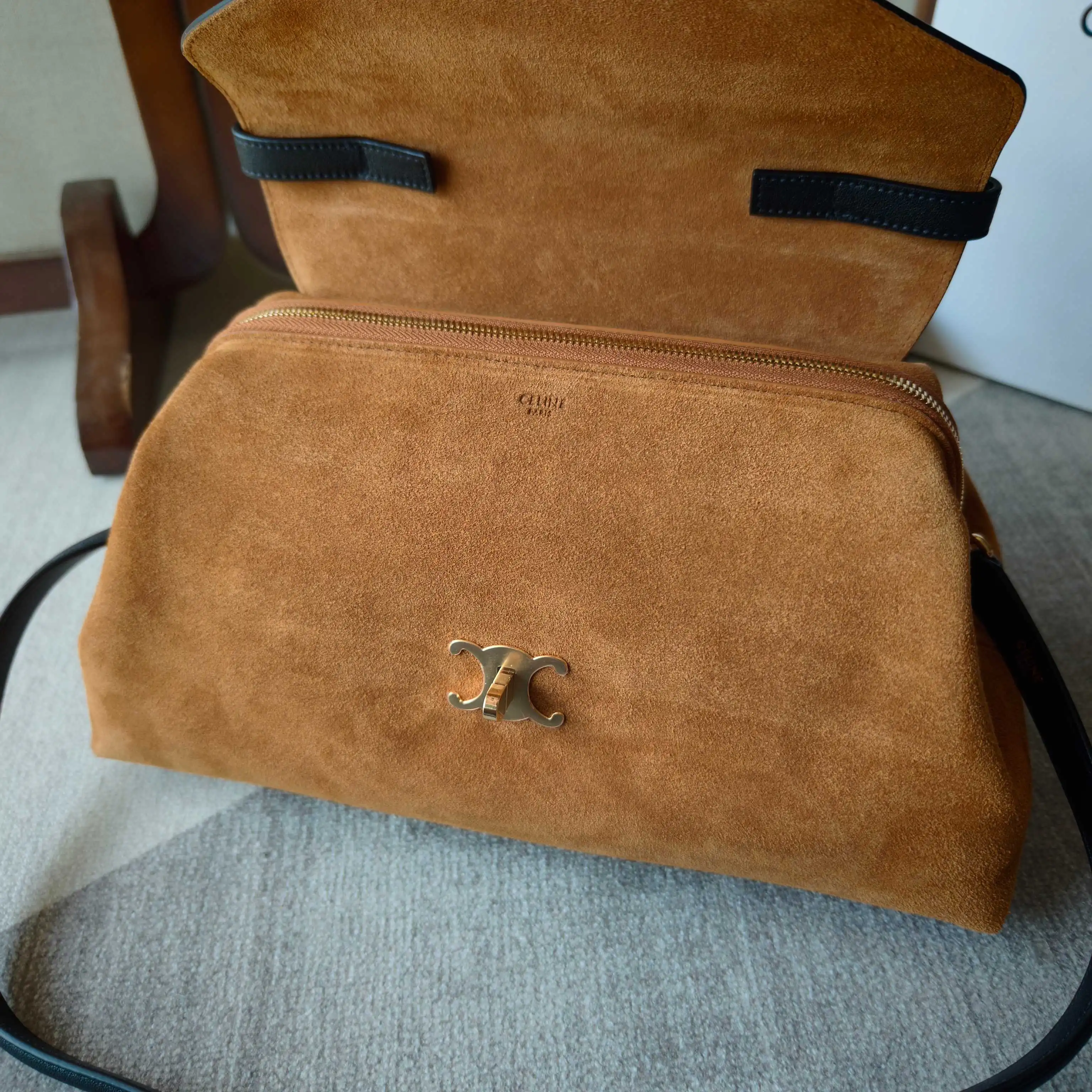 CELINE 26冬季新款FLAIR BAG CELINE FW26新品 大号Flair Bag 慵懒感托特💼 经典凯旋门旋钮扣，包造型容量满满 双肩带配置：短手提柄+单肩肩带 尺寸：34-17-13 型号： 105531 配原版盒