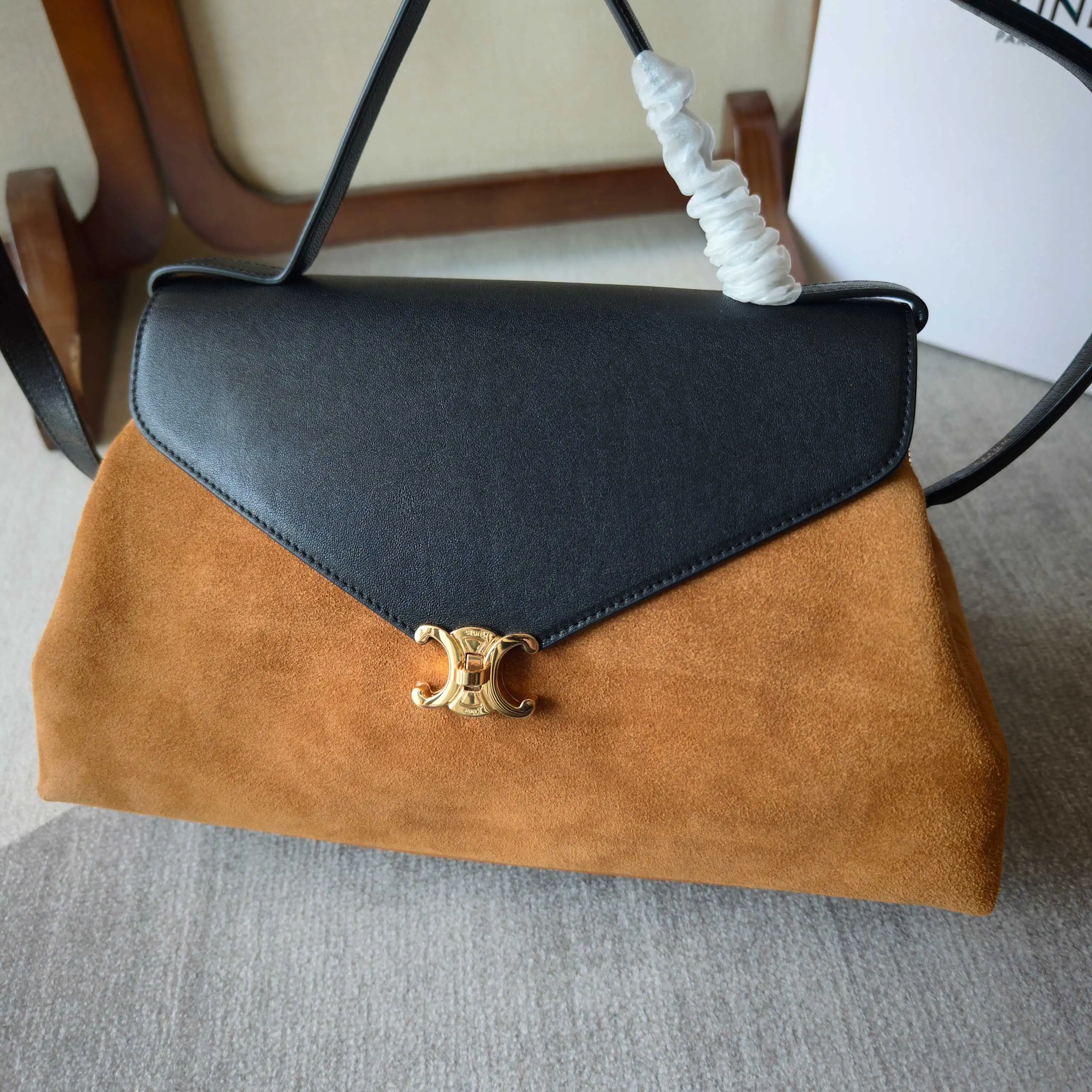 CELINE 26冬季新款FLAIR BAG CELINE FW26新品 大号Flair Bag 慵懒感托特💼 经典凯旋门旋钮扣，包造型容量满满 双肩带配置：短手提柄+单肩肩带 尺寸：34-17-13 型号： 105531 配原版盒