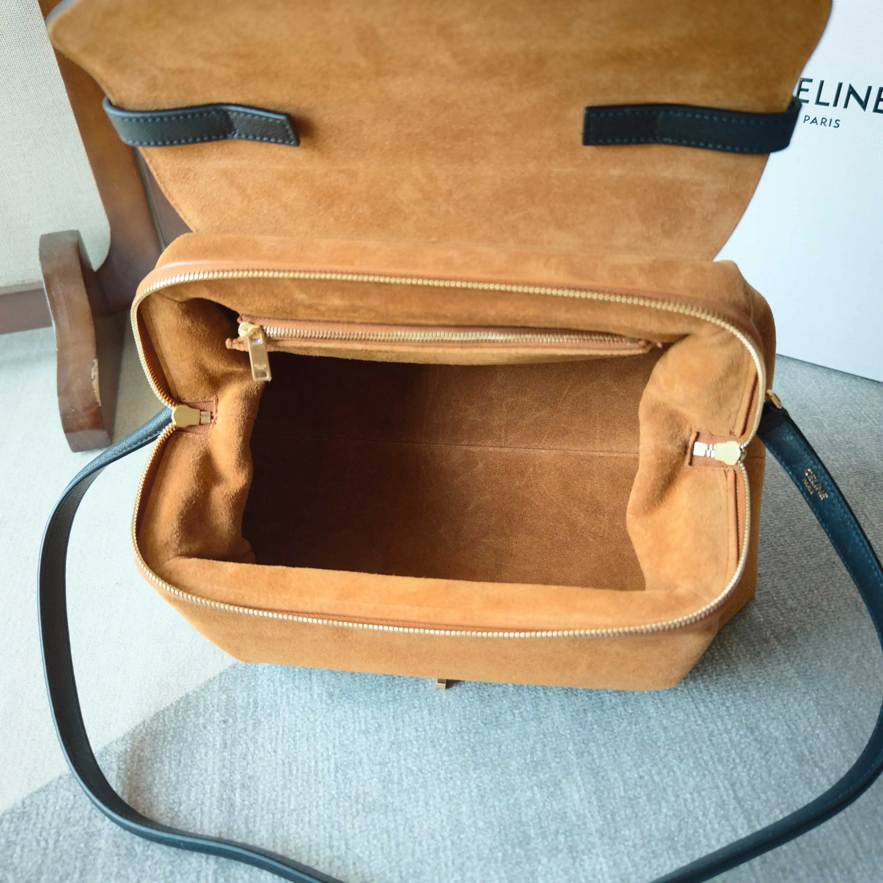 CELINE 26冬季新款FLAIR BAG CELINE FW26新品 大号Flair Bag 慵懒感托特💼 经典凯旋门旋钮扣，包造型容量满满 双肩带配置：短手提柄+单肩肩带 尺寸：34-17-13 型号： 105531 配原版盒