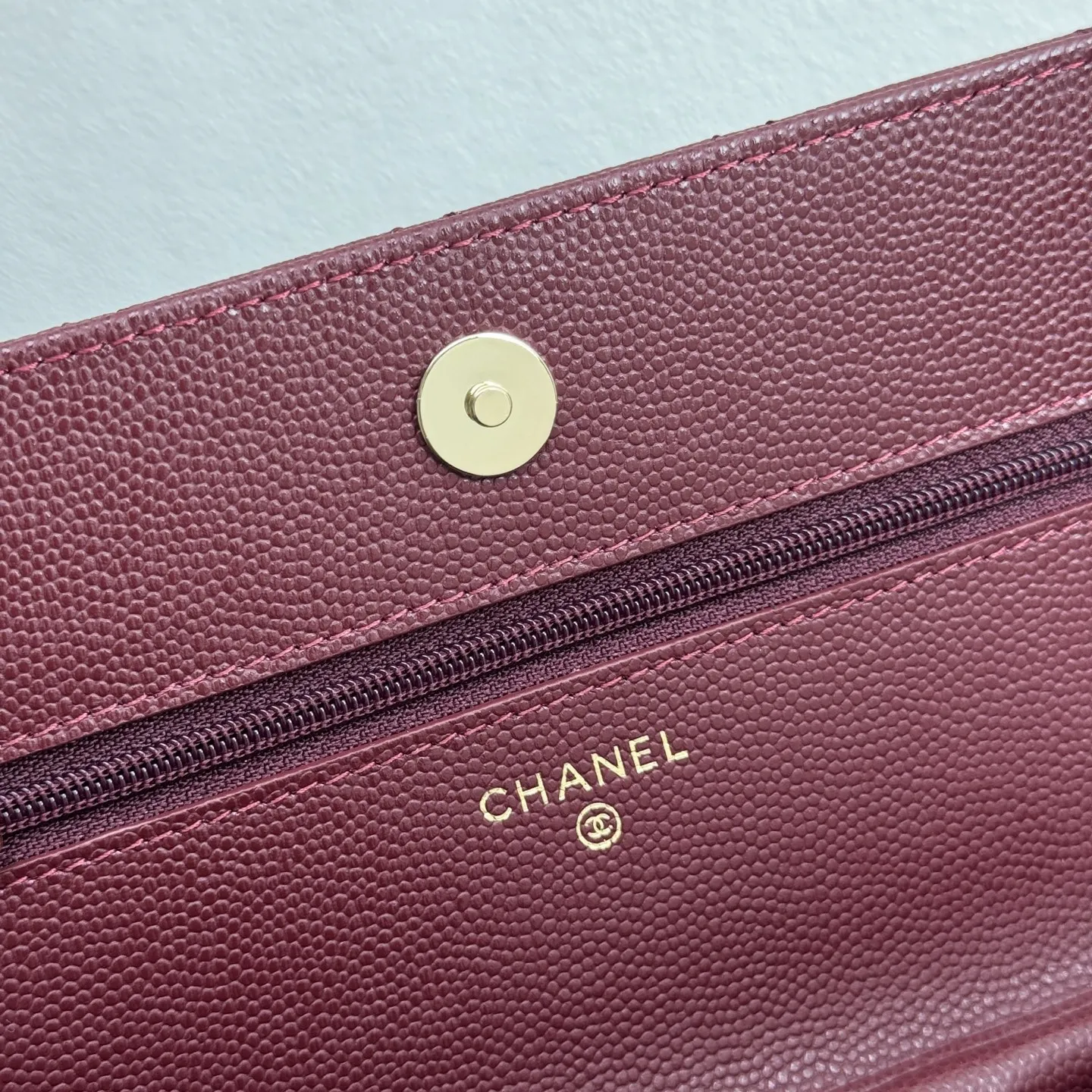 特价410Chanel woc 全钢字唛 原单质量，经典之作，华丽与气质的前沿，是你意想不到的尊贵。 尺寸:19x12x3CM 型号:33814枣红球金