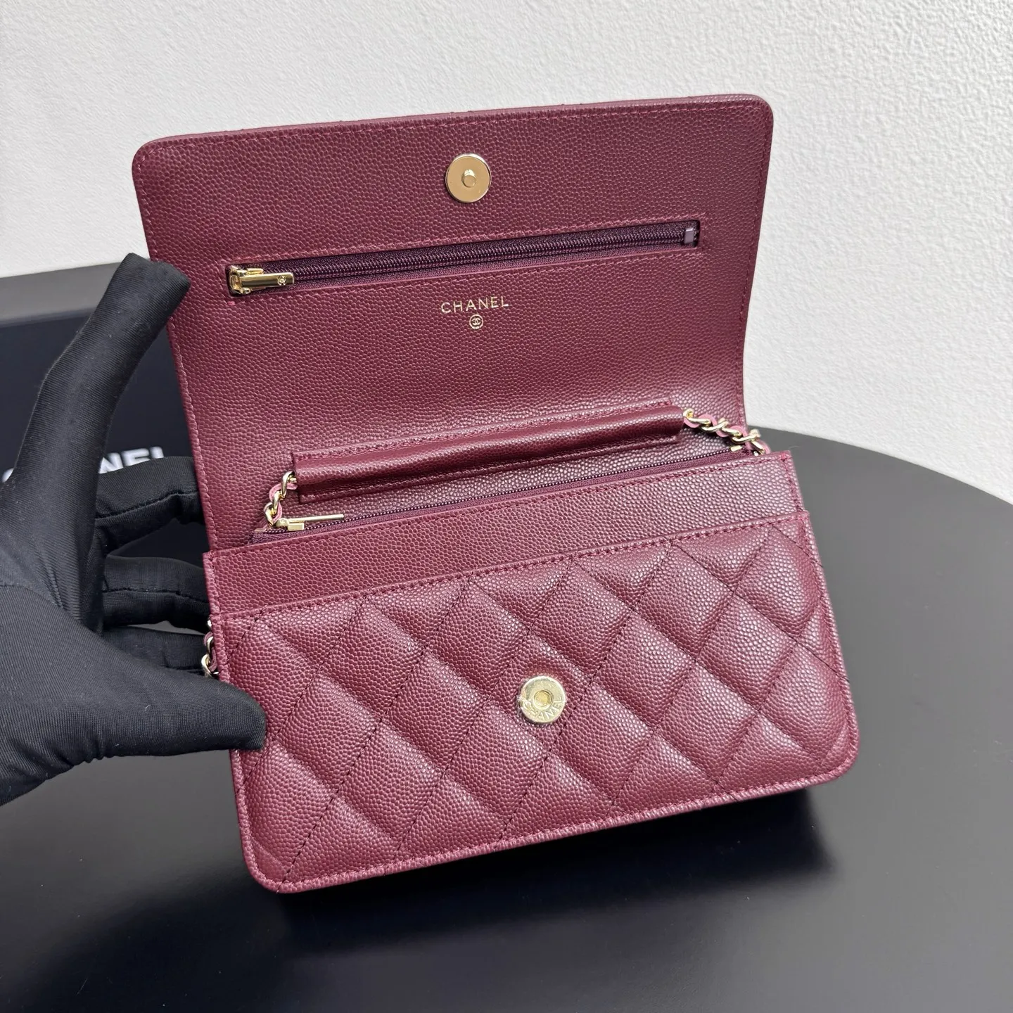 特价410Chanel woc 全钢字唛 原单质量，经典之作，华丽与气质的前沿，是你意想不到的尊贵。 尺寸:19x12x3CM 型号:33814枣红球金