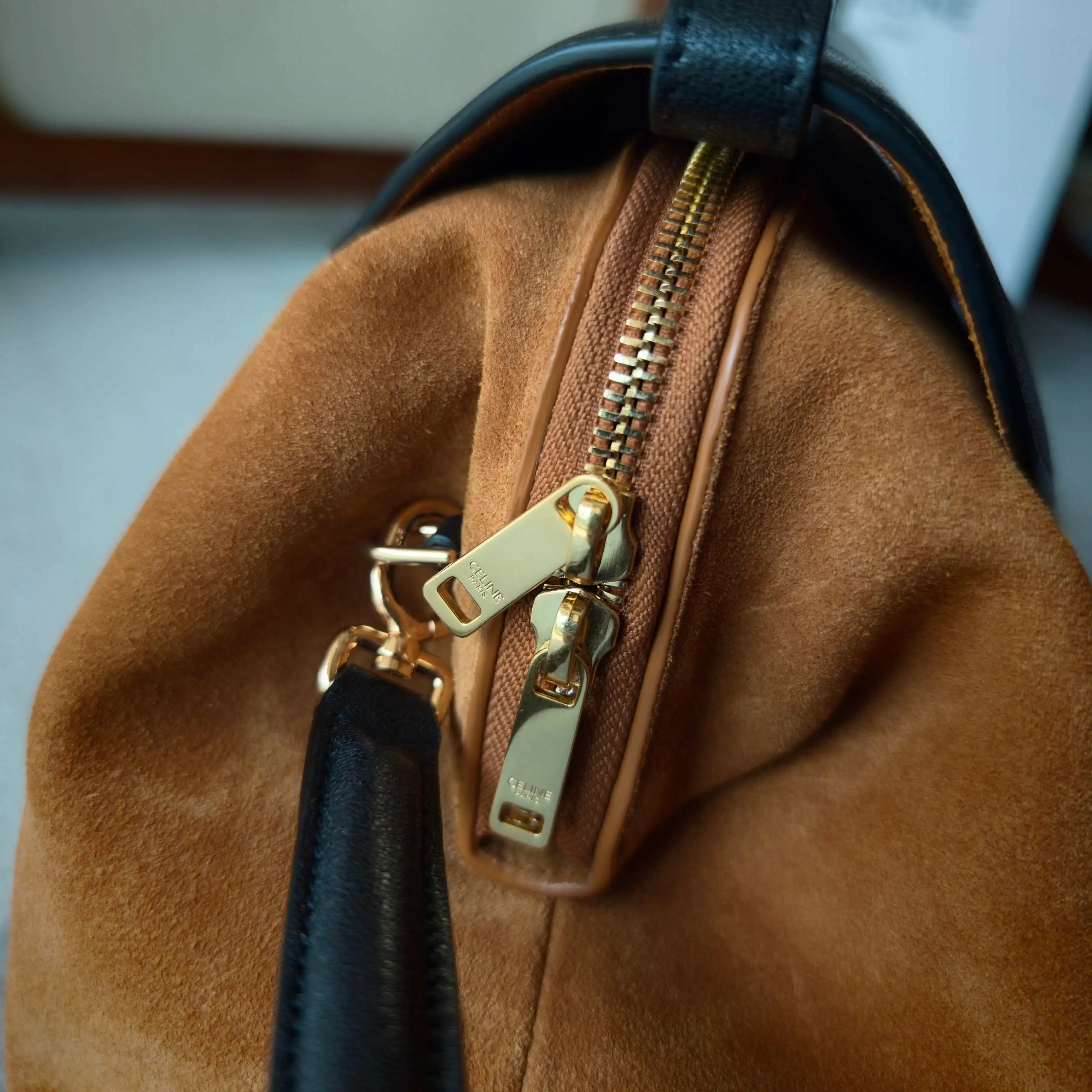 CELINE 26冬季新款FLAIR BAG CELINE FW26新品 大号Flair Bag 慵懒感托特💼 经典凯旋门旋钮扣，包造型容量满满 双肩带配置：短手提柄+单肩肩带 尺寸：34-17-13 型号： 105531 配原版盒