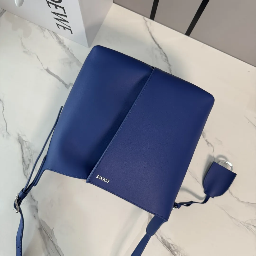 LO℮w℮🌟中号光滑Bilbao梯形水桶包 呈现简约几何设计。采用皮革拼接打造，中央饰有褶皱，造型柔软贴身，是日常随身携带的理想选择。此中号版本采用光滑牛皮革制成。*🉑肩背或斜挎*🉑调节肩带*🉑拆卸Double L压纹皮革钟形挂饰，内藏实用开瓶器*额外的外部D形环，可用于搭配个性化挂饰*钩扣🉑固定随身物品 绒面革衬里*LOE*WE烫银. size:13*25*24CM 型号：652604 F：780
