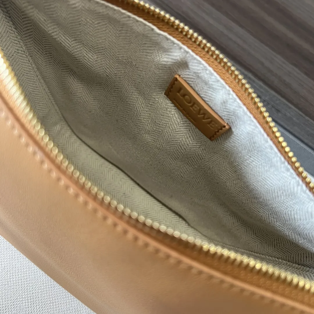LO℮w℮🌟经典牛皮革Hammock hobo手袋 将经典手袋能轻松改变形状的设计进行解构，保留颇具代表性的吊床造型，打造出一款时尚百搭且符合人体工学的hobo手袋.此迷你版本采用经典牛皮革制成，打结牛皮革带子可进行个性化设计。*可肩背、斜背或手提*拉链开合*牛皮革拉链头*骰子🎲挂饰*人字纹棉质帆布衬里* size:28*17*9.5CM 型号：262315 F：630（配全套包装）