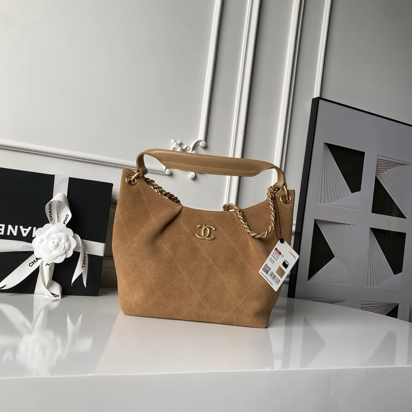 💰810 麂皮Chanel🅾️26C早春系列 贵气感拉满✨hobo嬉皮包👜AS5970 麂皮配金属 表面有细腻的短绒感 触感柔软亲肤 复古金色金属链 自带复古质感 搭配同色系的牛皮手提 既保证了耐用性 也和麂皮材质形成了质感上的对比 让整体更有层次 更显精致 能给简约的包包增加亮点 软而不塌的廓形 也撑得起场合格调 是随手一挎就有的毫不费力的时髦 实用耐磨 容量大 上身效果高级感满满 尺寸:23.5×31×10cm