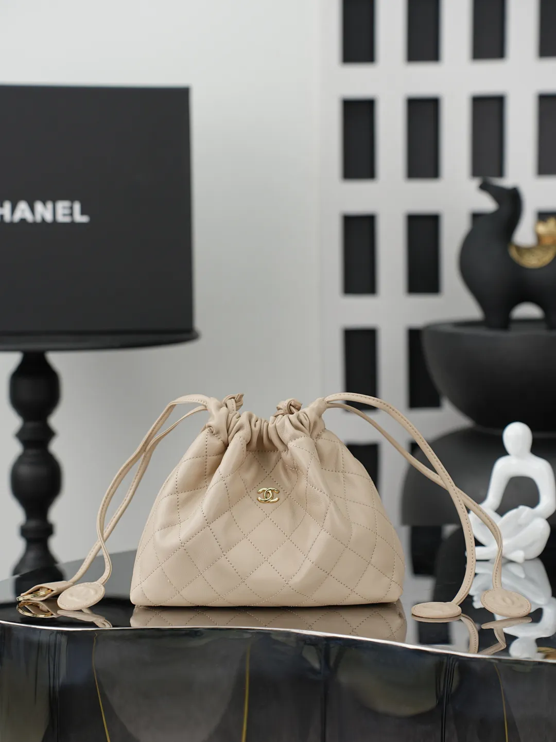 顶级货💰680💰跑量 💼Chanel 26S | 春夏隐藏系列👜 💜独家背景💜 实物实拍/顶级质量 隐藏款福袋包😍 经典小羊皮，百搭的颜色！ 抽绳设计搭配福袋包型简直太可爱啦! 福袋的风到底是卷到了小香家 四条抽绳搭配是个小圆饼，显得一整个都灵动哦！ 容量也是很nice，日常通勤都是很好的选择 款号：5227杏色羊皮【配小香专用白盒黑盒】 &middot;大号AS5227/尺寸17*22*8cm &middot;小号AS5228/尺寸12*18*5cm
