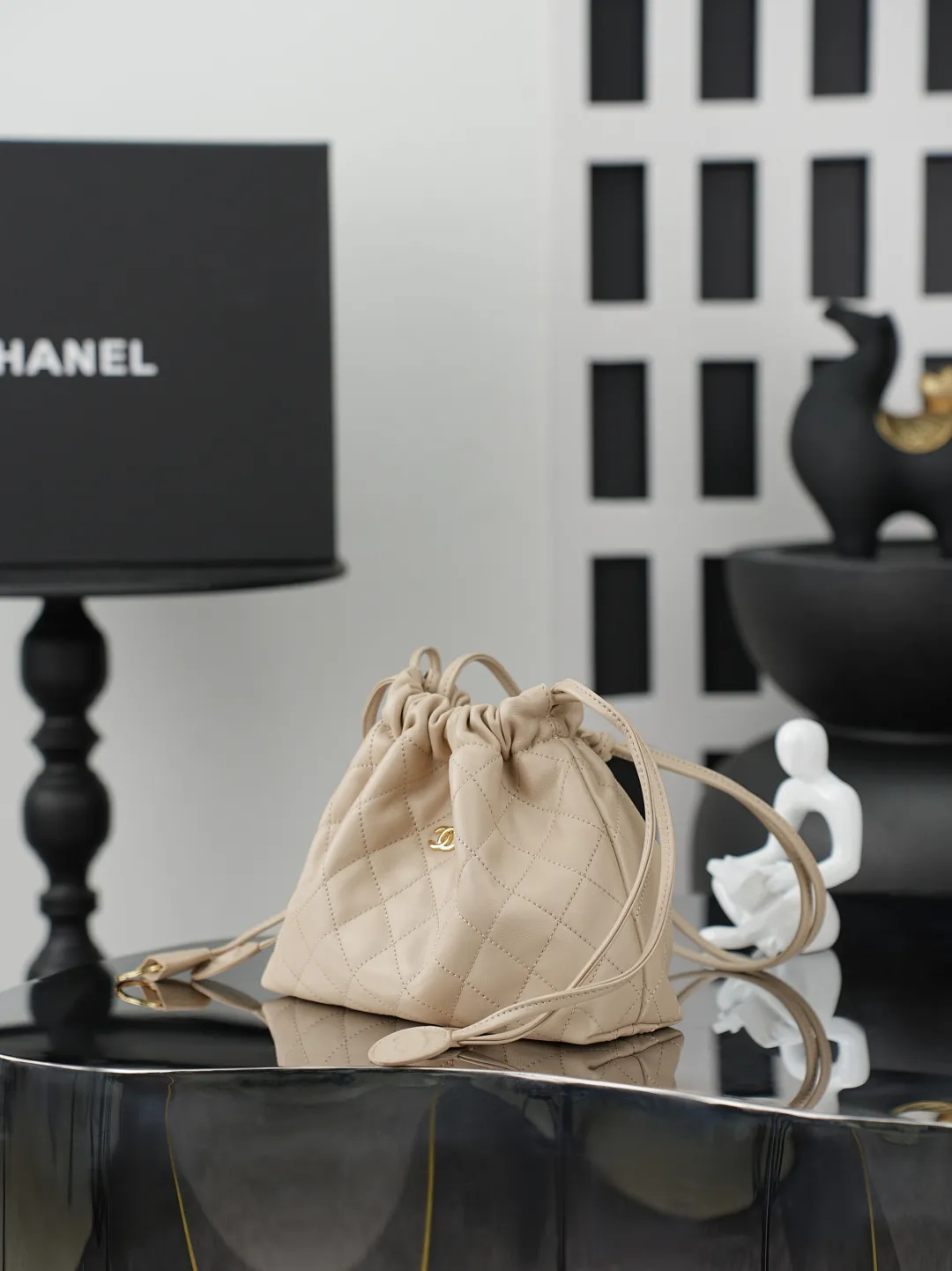顶级货💰680💰跑量 💼Chanel 26S | 春夏隐藏系列👜 💜独家背景💜 实物实拍/顶级质量 隐藏款福袋包😍 经典小羊皮,百搭的颜色! 抽绳设计搭配福袋包型简直太可爱啦! 福袋的风到底是卷到了小香家 四条抽绳搭配是个小圆饼,显得一整个都灵动哦! 容量也是很nice,日常通勤都是很好的选择 款号:5227杏色羊皮【配小香专用白盒黑盒】 ·大号AS5227/尺寸17*22*8cm ·小号AS5228/尺寸12*18*5cm
